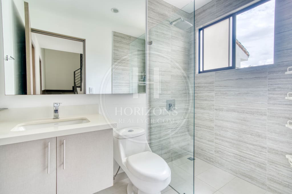 Casa en Venta en Condominio La Estefana con Jardín Privado, 3 Habitaciones y 4 Parqueos noj1107