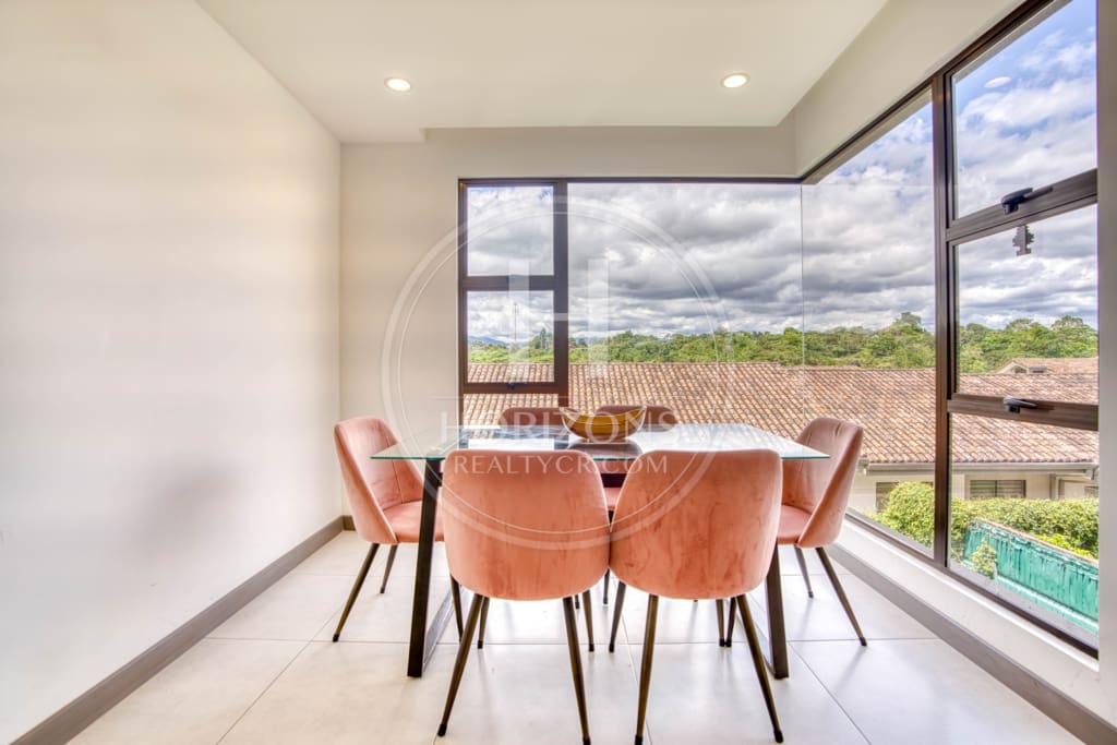 Casa en Venta en Condominio La Estefana con Jardín Privado, 3 Habitaciones y 4 Parqueos noj1107