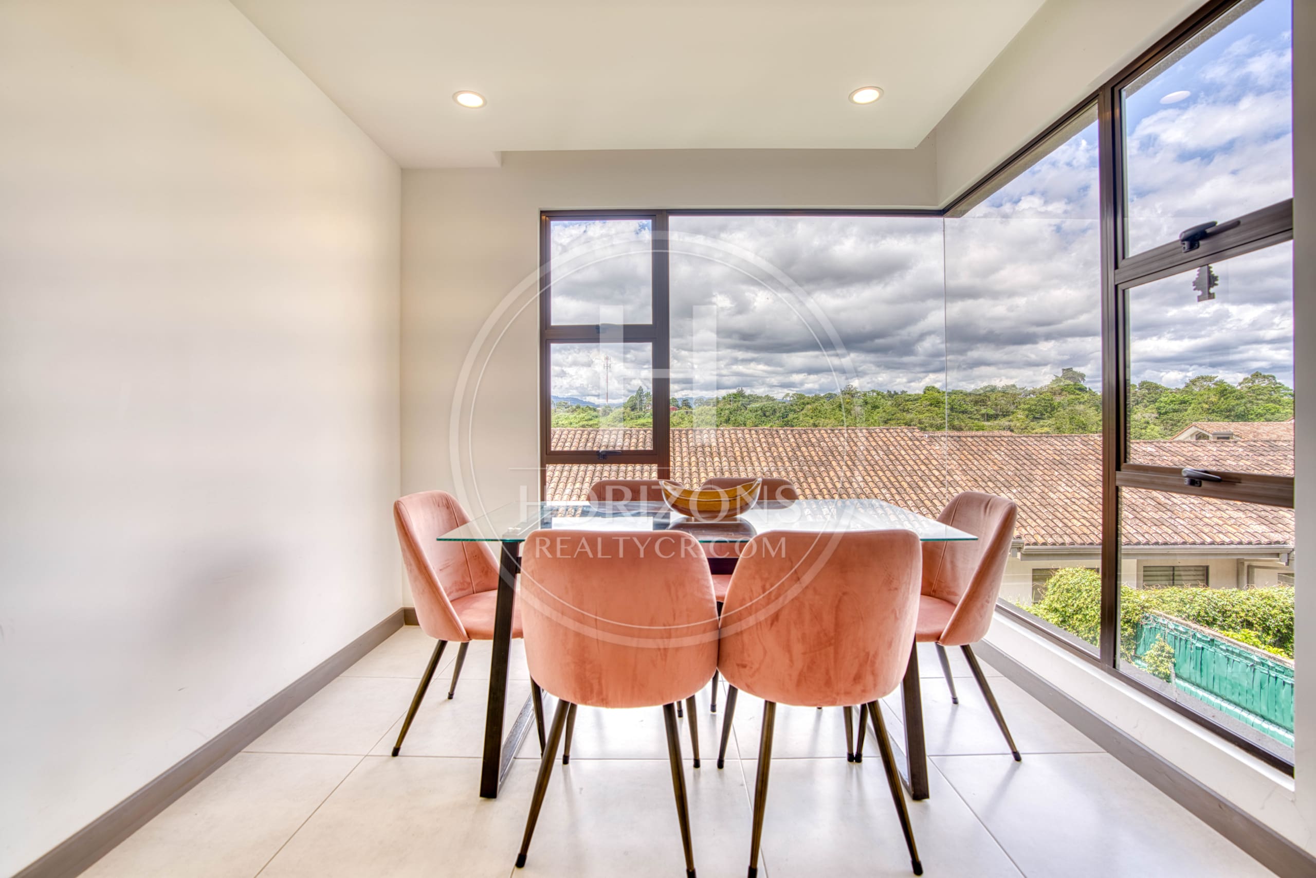 Casa en Venta en Condominio La Estefana con Jardín Privado, 3 Habitaciones y 4 Parqueos noj1107