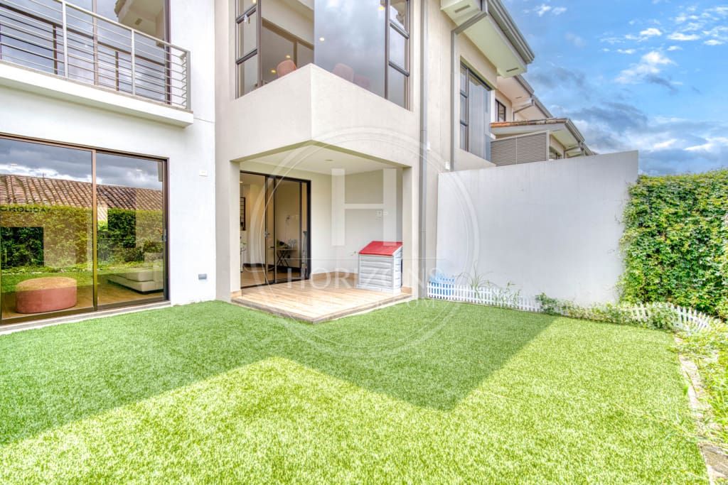 Casa En Venta En Condominio La Estefana Con Jardín Privado, 3 Habitaciones Y 4 Parqueos Noj1107