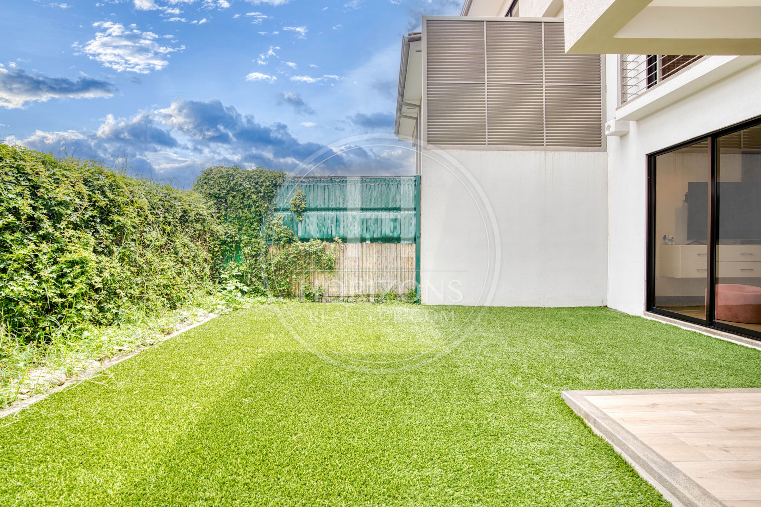 Casa en Venta en Condominio La Estefana con Jardín Privado, 3 Habitaciones y 4 Parqueos noj1107