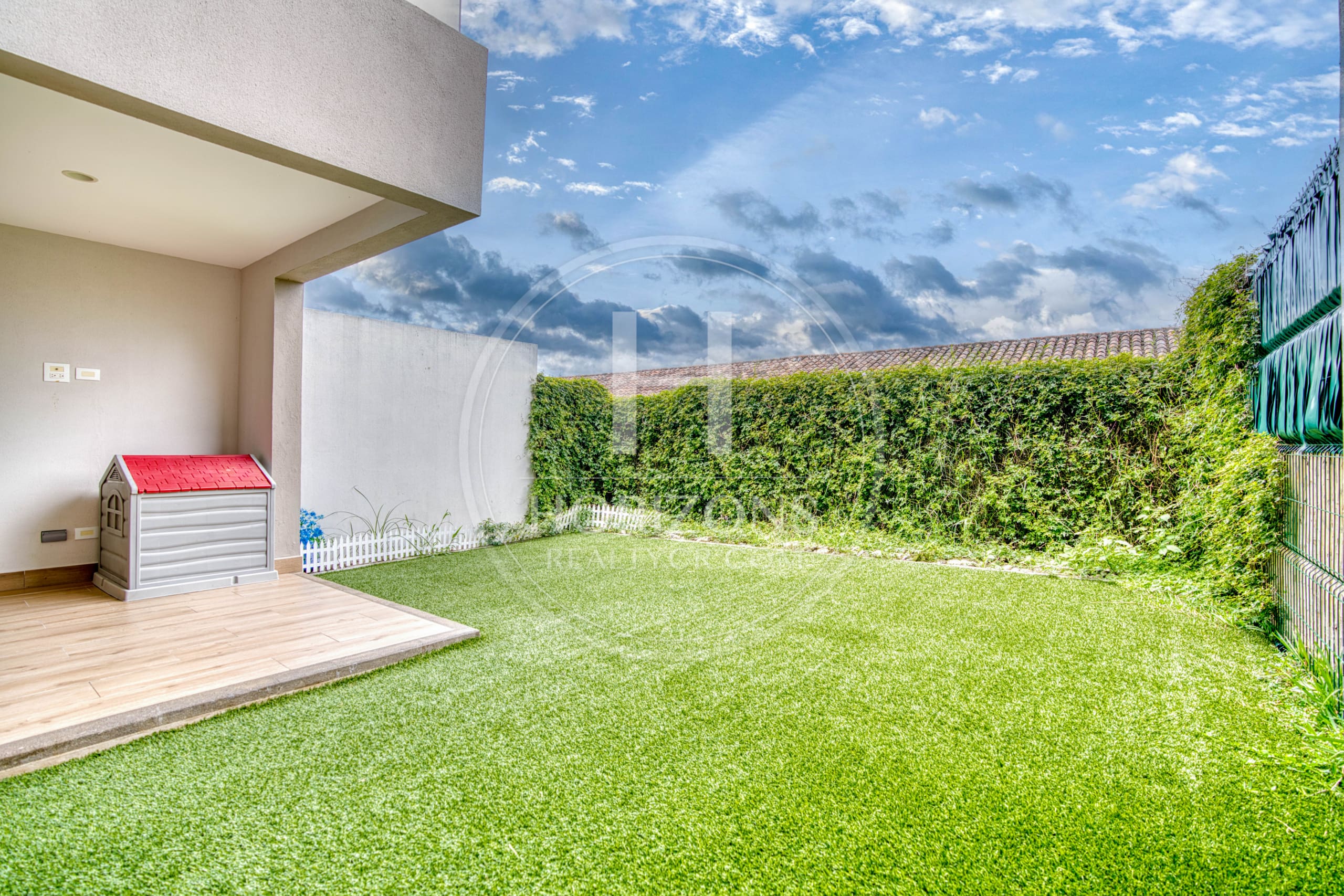 Casa en Venta en Condominio La Estefana con Jardín Privado, 3 Habitaciones y 4 Parqueos noj1107