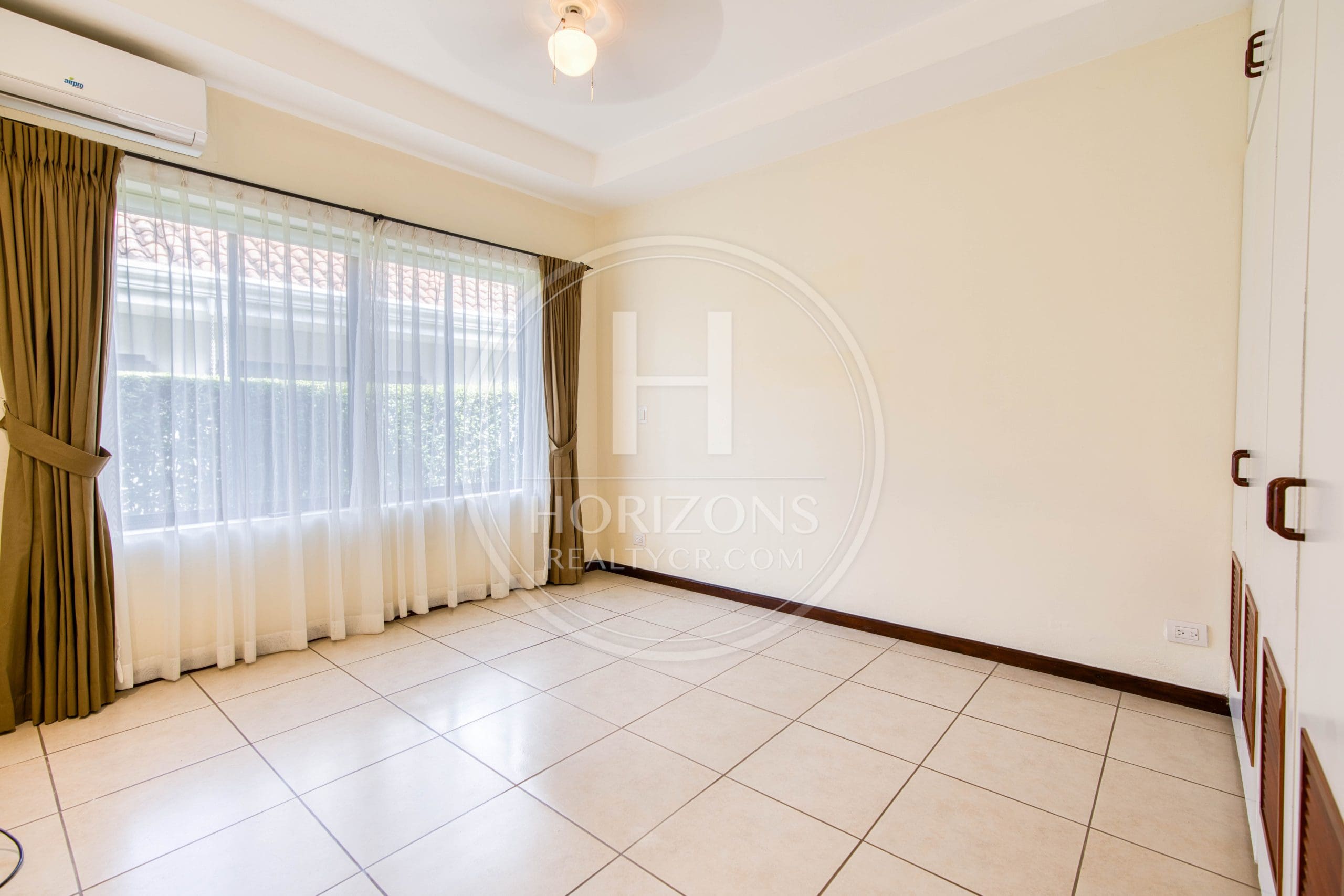 Se Vende Casa de Una Planta en Residencial Valle del Sol en Santa Ana noj1126
