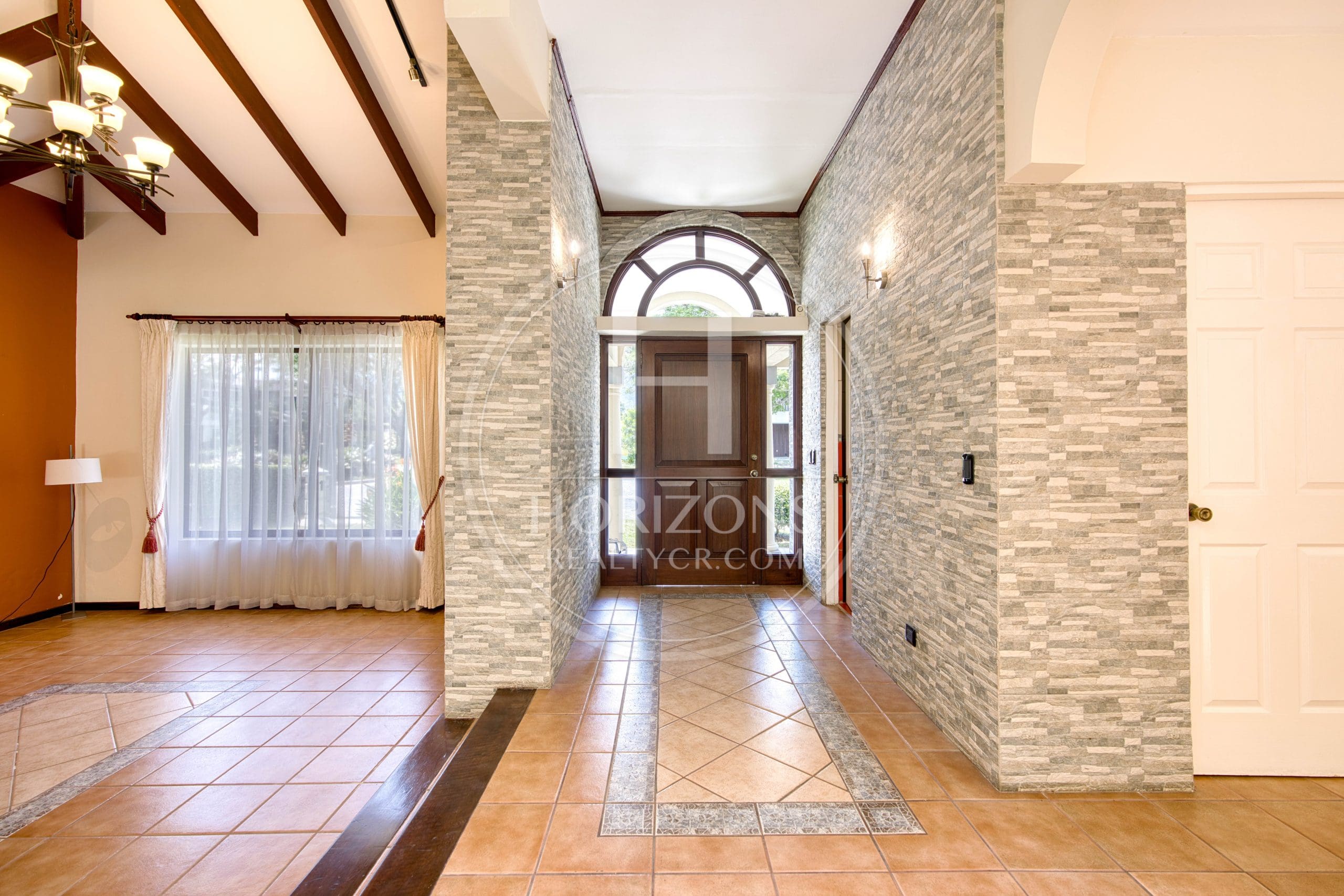 Se Vende Casa de Una Planta en Residencial Valle del Sol en Santa Ana noj1126