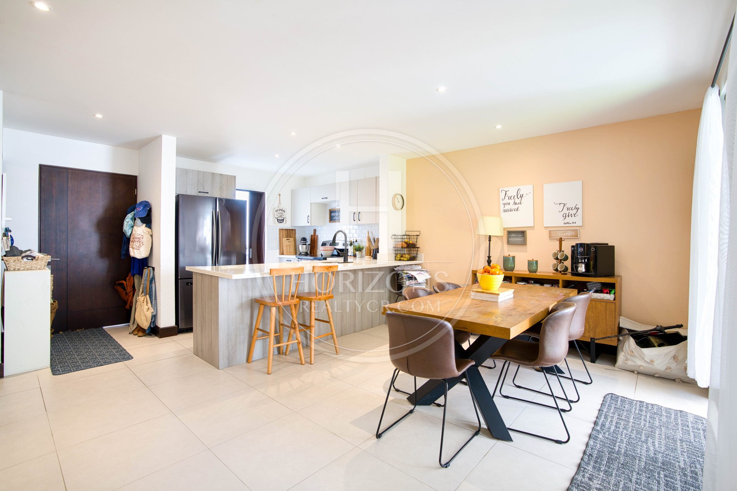 Casa en Venta en Condominio La Estefana con 3 Habitaciones Mezanine y 4 Parqueos noj1127