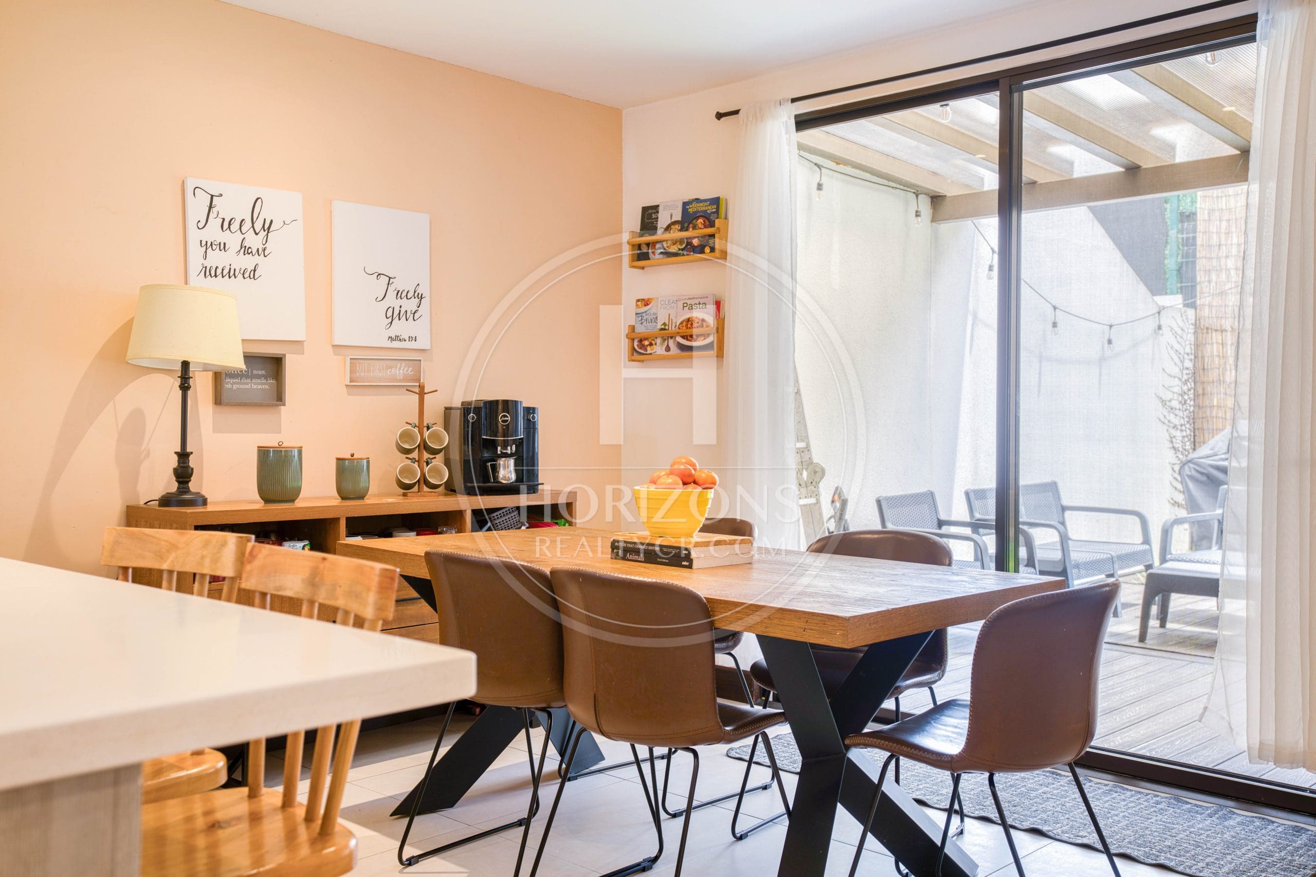 Casa en Venta en Condominio La Estefana con 3 Habitaciones Mezanine y 4 Parqueos noj1127
