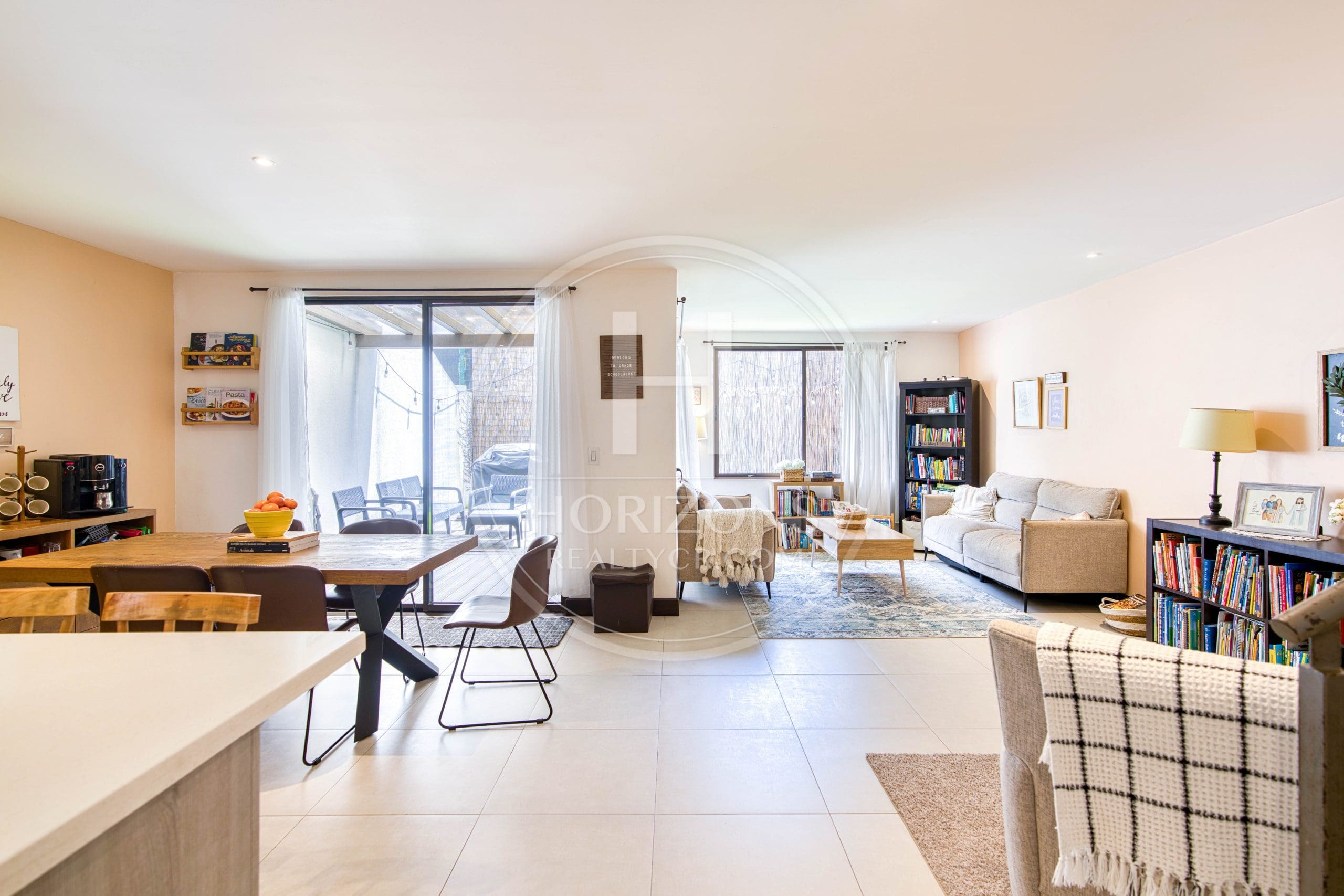 Casa en Venta en Condominio La Estefana con 3 Habitaciones Mezanine y 4 Parqueos noj1127