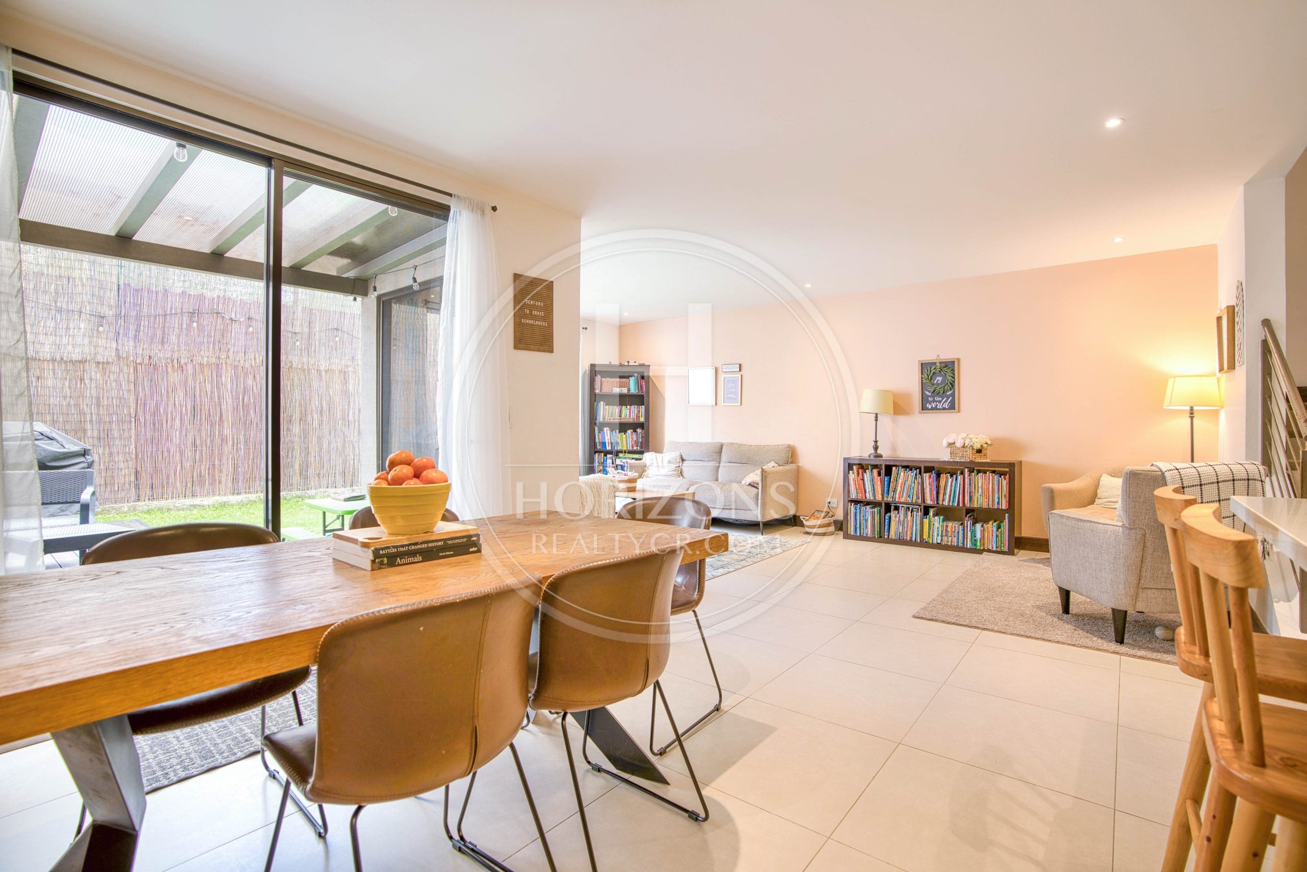 Casa en Venta en Condominio La Estefana con 3 Habitaciones Mezanine y 4 Parqueos noj1127
