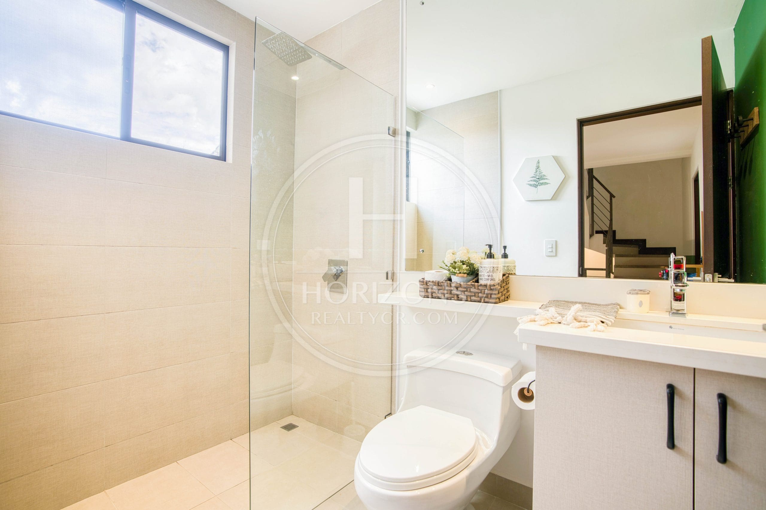 Casa en Venta en Condominio La Estefana con 3 Habitaciones Mezanine y 4 Parqueos noj1127