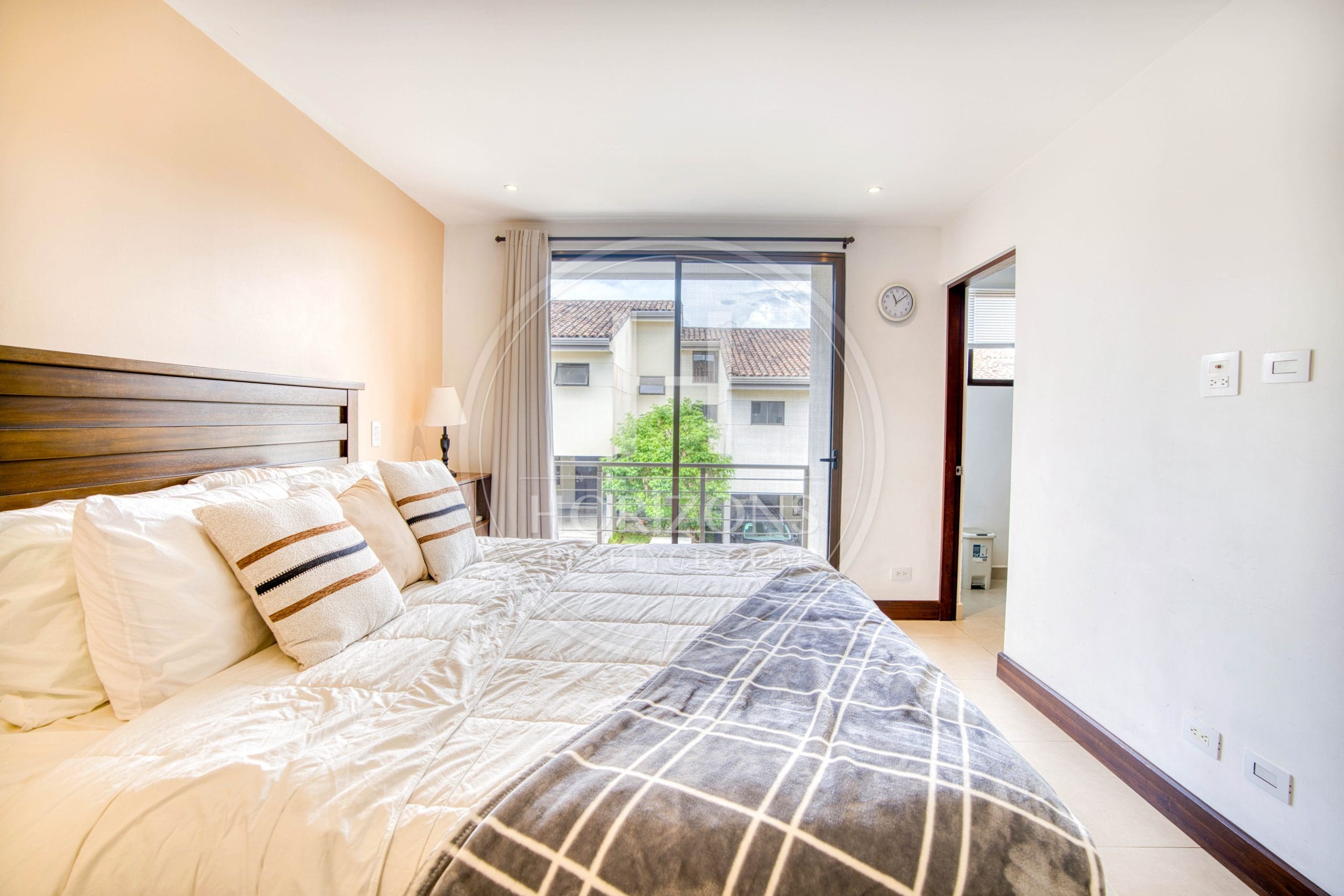Casa en Venta en Condominio La Estefana con 3 Habitaciones Mezanine y 4 Parqueos noj1127
