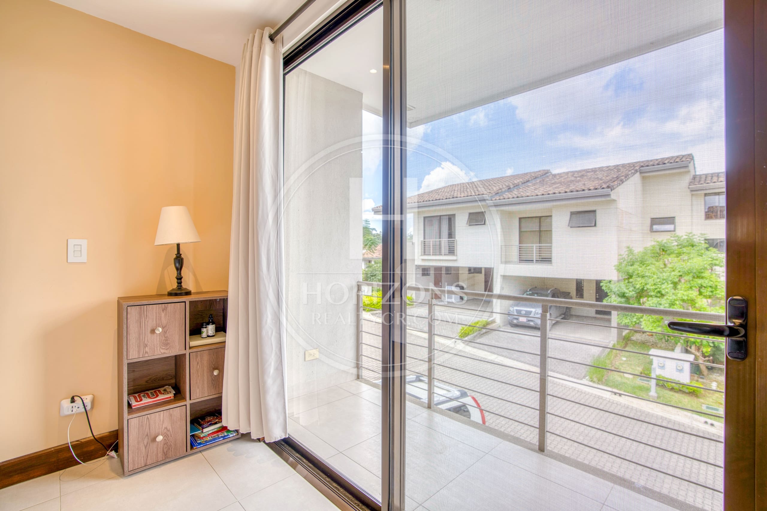 Casa en Venta en Condominio La Estefana con 3 Habitaciones Mezanine y 4 Parqueos noj1127