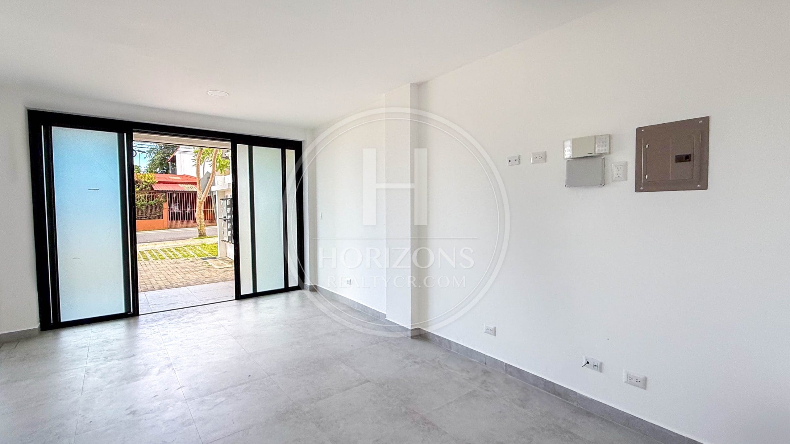 Se Alquila local Comercial 26m2 en San Pedro con Amplio parqueo hrc40jb