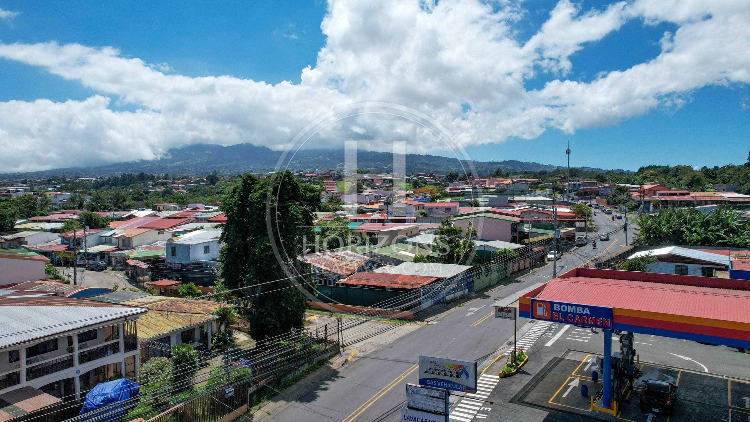 Lote de 562 m² en Carmen de Guadalupe, Uso de Suelo Mixto con Alto Potencial Comercial o para Desarrollo de Apartamentos noj1139jb