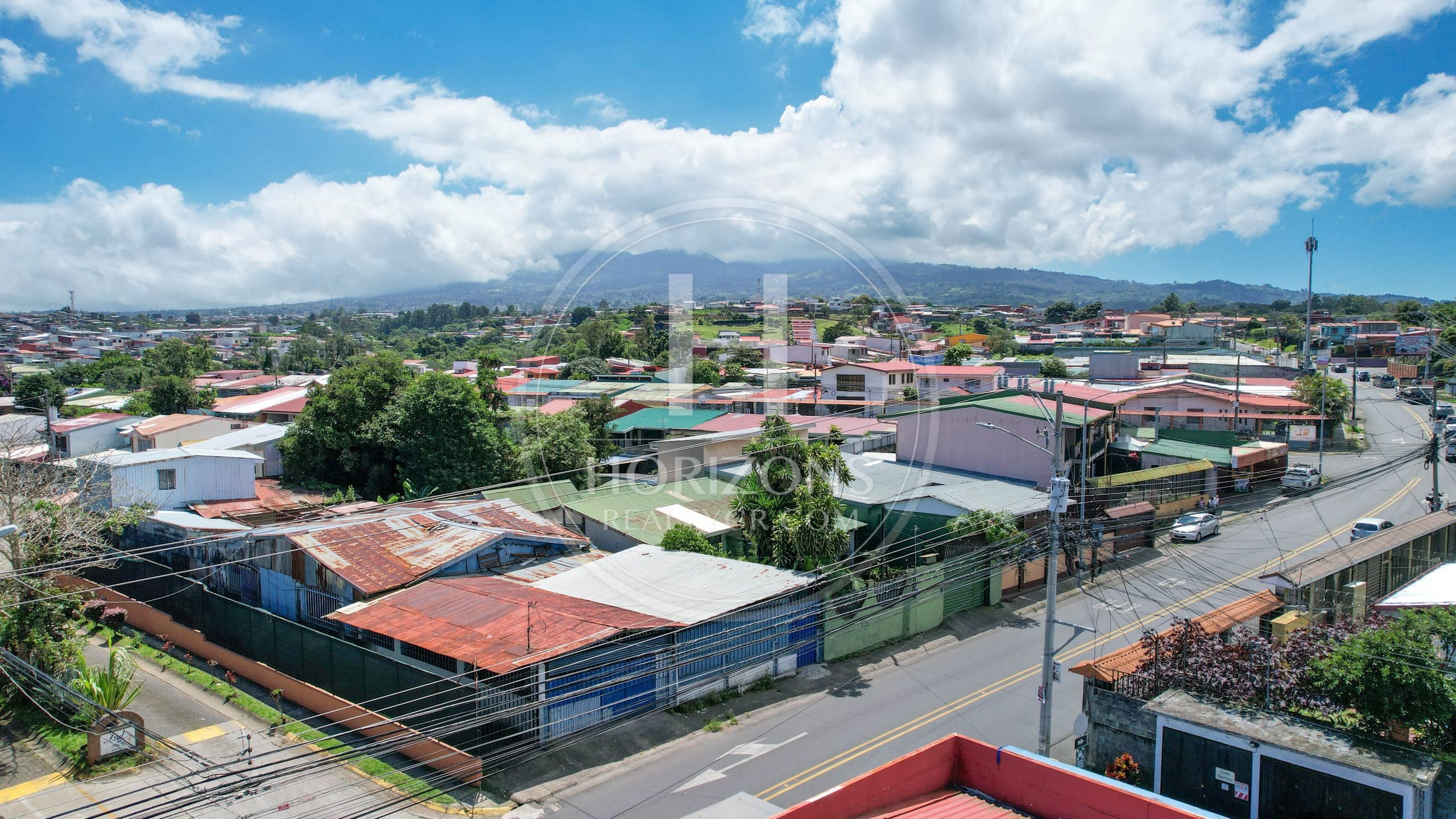 Lote de 562 m² en Carmen de Guadalupe, Uso de Suelo Mixto con Alto Potencial Comercial o para Desarrollo de Apartamentos noj1139jb