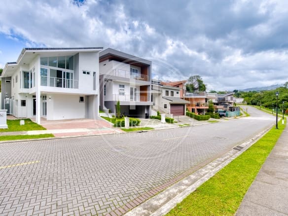 Se Vende Casa Para Estrenar En Condominio Las Rusias Curridabat 4 Habitaciones Noj1130Or