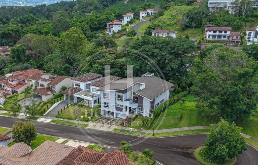Contemporary Duplex Residence in Hacienda Gregal For Sale Surrounded by Stunning Green Areas noj1132ij