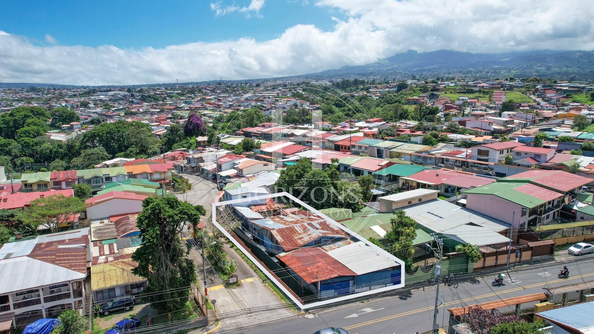 Lote de 562 m² en Carmen de Guadalupe, Uso de Suelo Mixto con Alto Potencial Comercial o para Desarrollo de Apartamentos noj1139jb