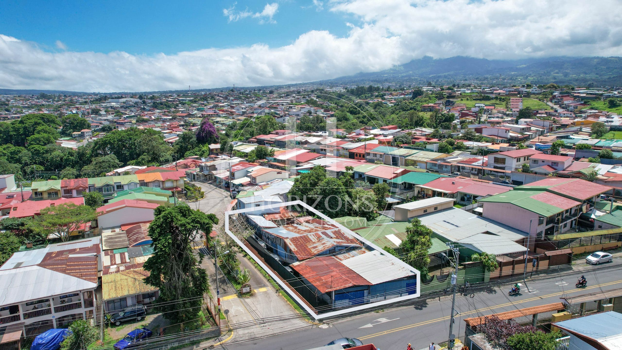 Lote de 562 m² en Carmen de Guadalupe, Uso de Suelo Mixto con Alto Potencial Comercial o para Desarrollo de Apartamentos noj1139jb