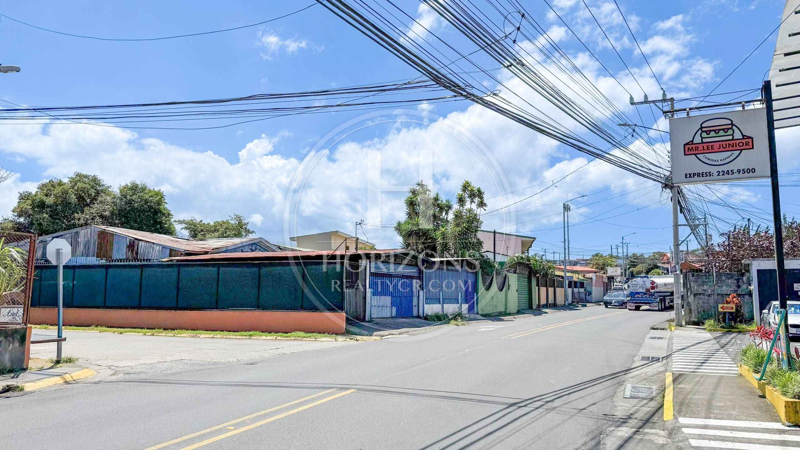 Lote de 562 m² en Carmen de Guadalupe, Uso de Suelo Mixto con Alto Potencial Comercial o para Desarrollo de Apartamentos noj1139jb