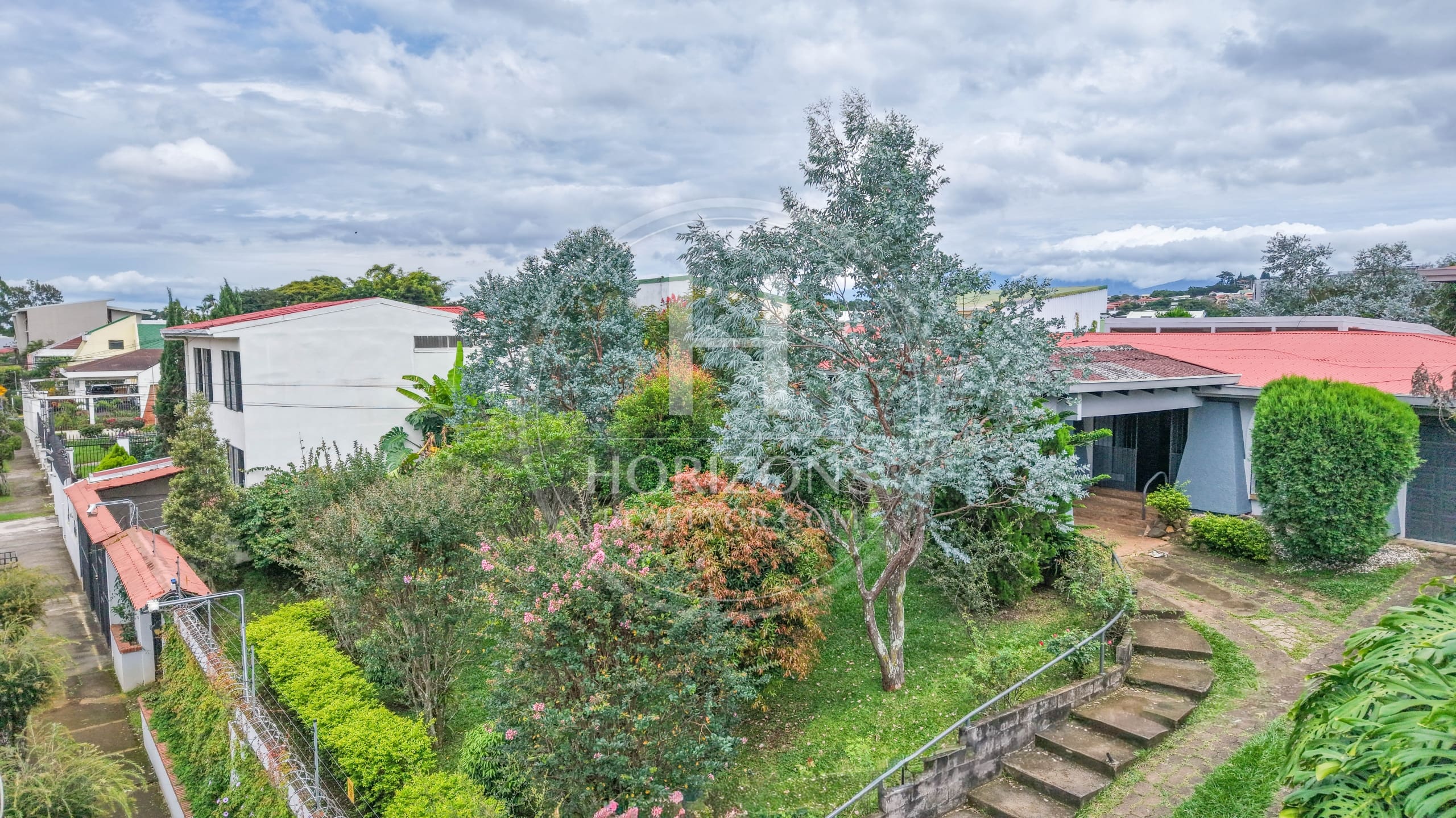 Casa Independiente de Un Nivel con Uso Comercial en Pinares de Curridabat 1.190 m² de Terreno y Amplias Zonas Verdes noj1156ij