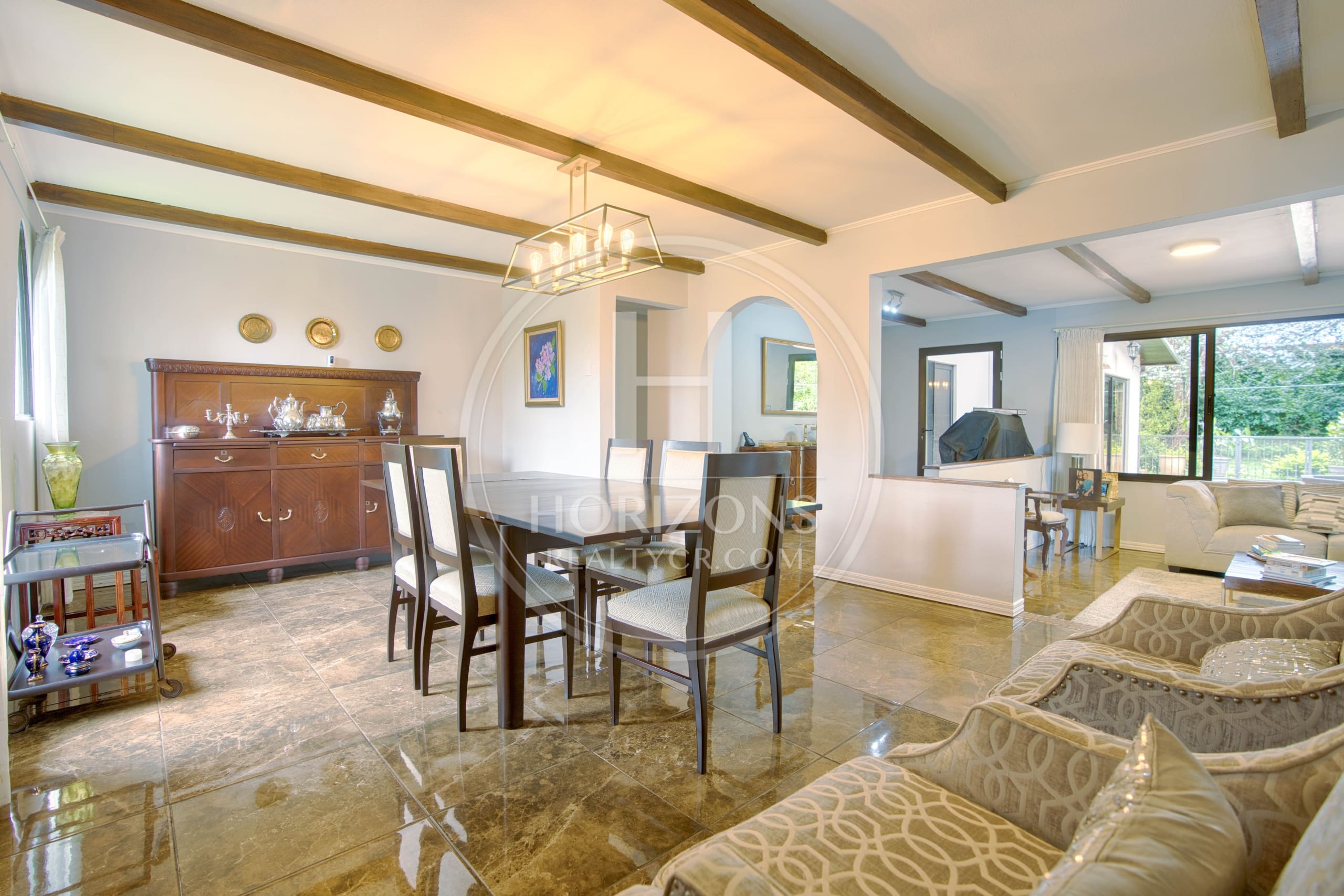 Casa Independiente de Un Nivel con Uso Comercial en Pinares de Curridabat 1.190 m² de Terreno y Amplias Zonas Verdes noj1156ij