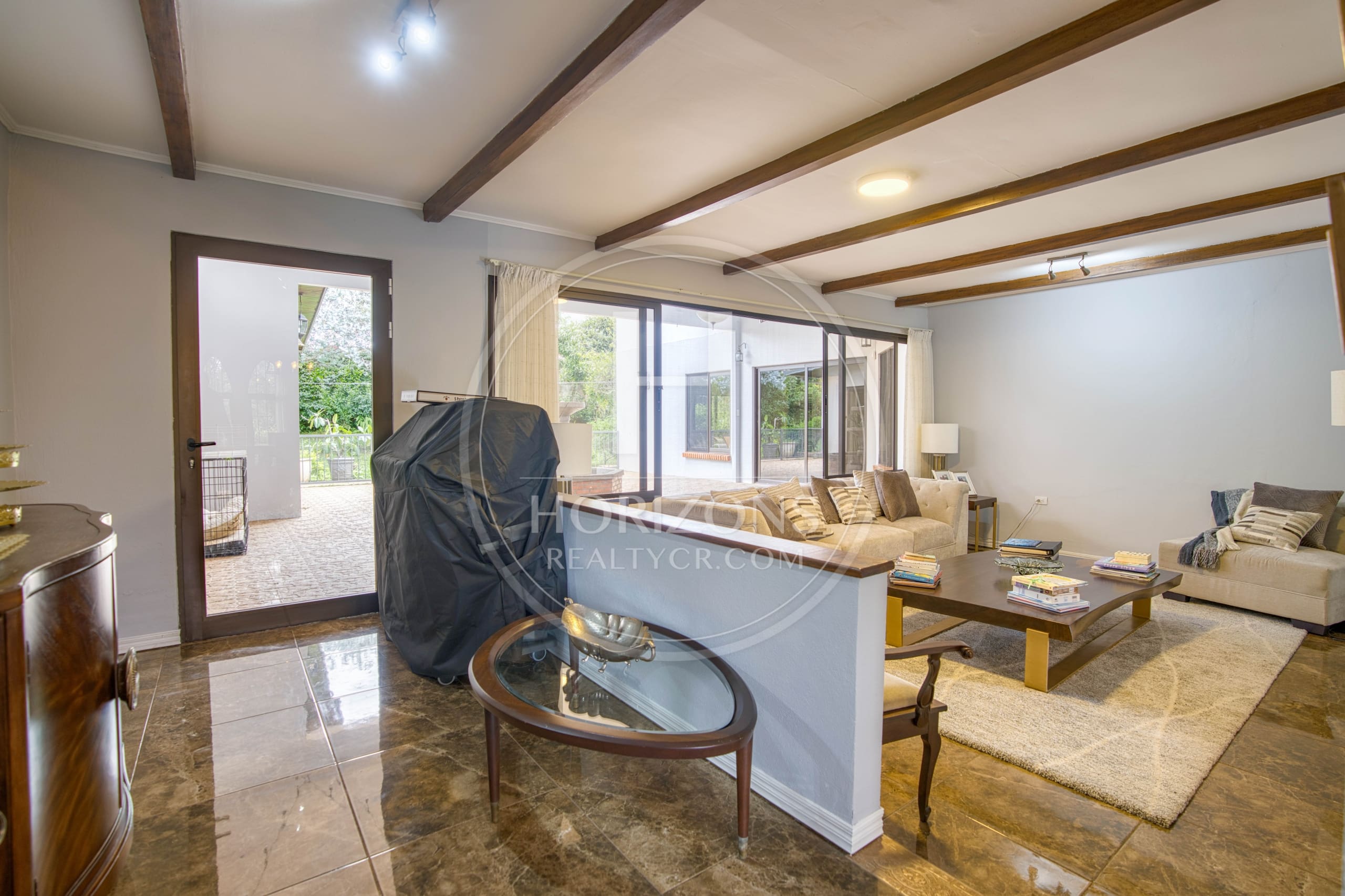 Casa Independiente de Un Nivel con Uso Comercial en Pinares de Curridabat 1.190 m² de Terreno y Amplias Zonas Verdes noj1156ij