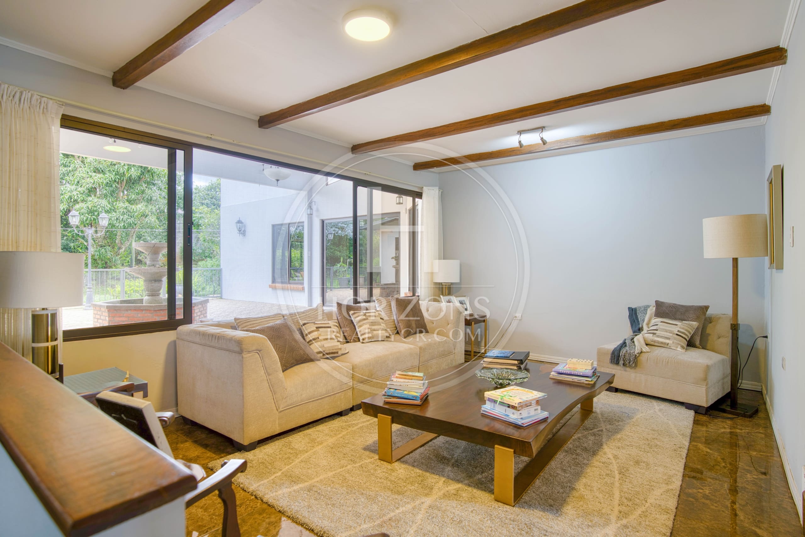 Casa Independiente de Un Nivel con Uso Comercial en Pinares de Curridabat 1.190 m² de Terreno y Amplias Zonas Verdes noj1156ij