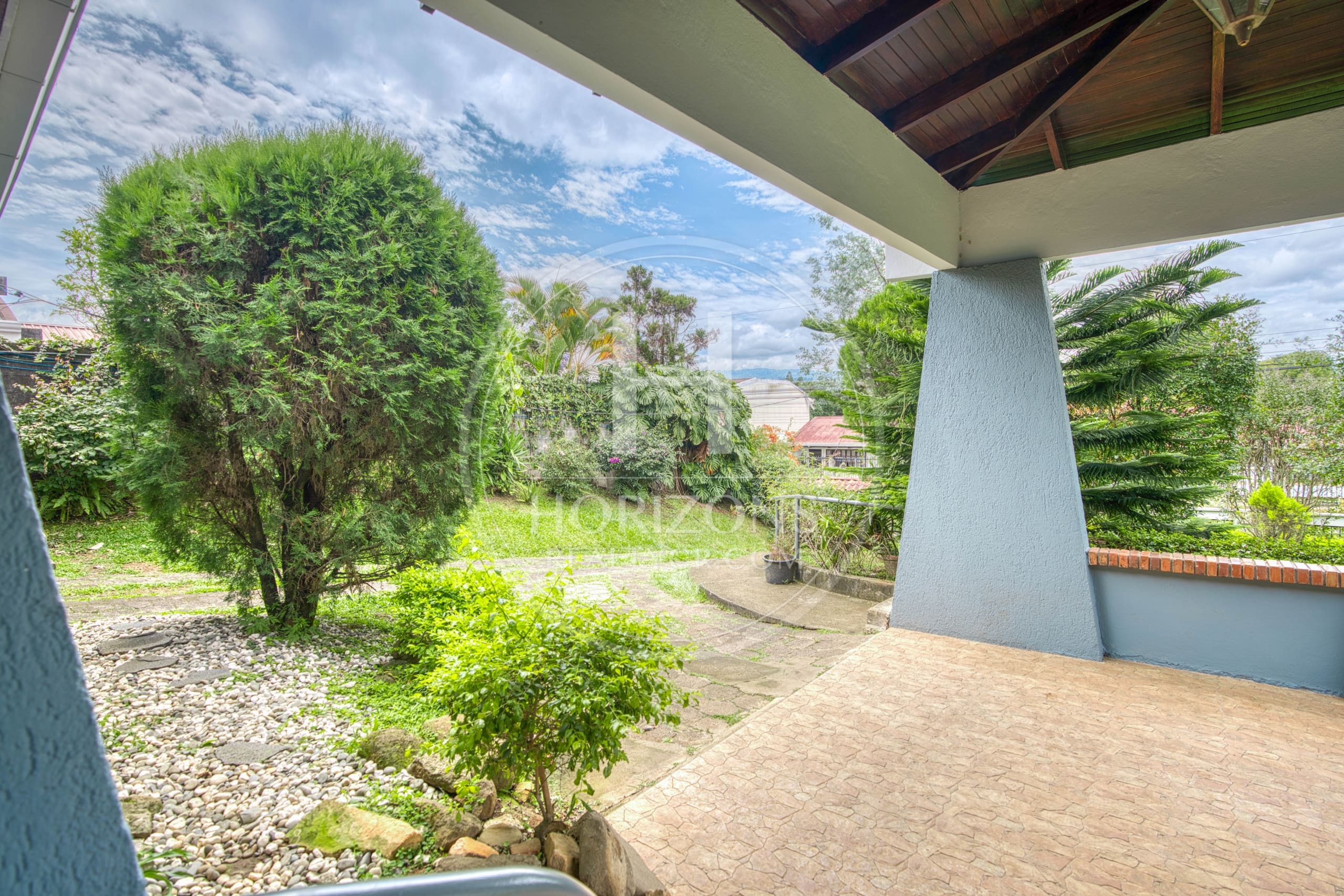 Casa Independiente de Un Nivel con Uso Comercial en Pinares de Curridabat 1.190 m² de Terreno y Amplias Zonas Verdes noj1156ij