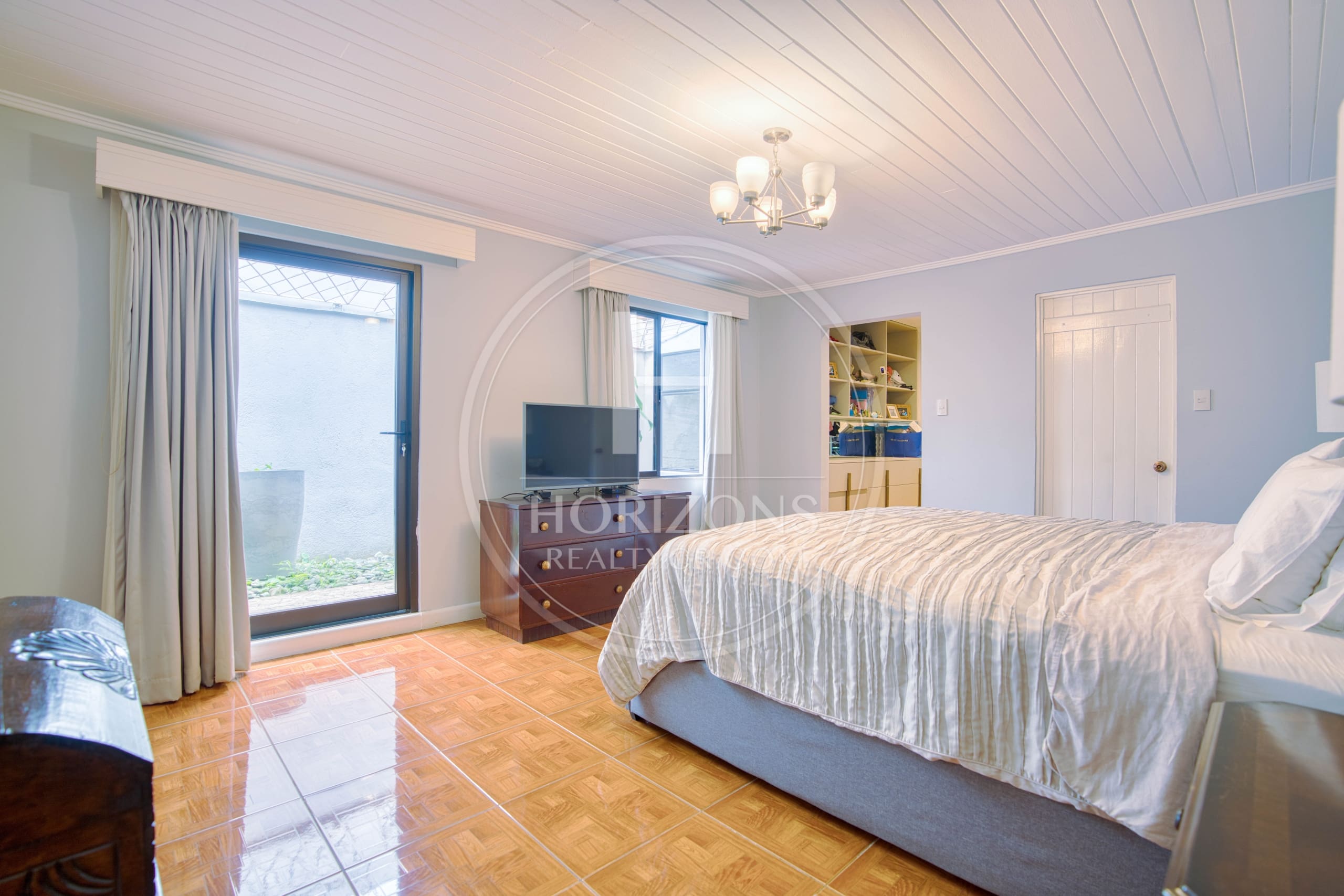 Casa Independiente de Un Nivel con Uso Comercial en Pinares de Curridabat 1.190 m² de Terreno y Amplias Zonas Verdes noj1156ij