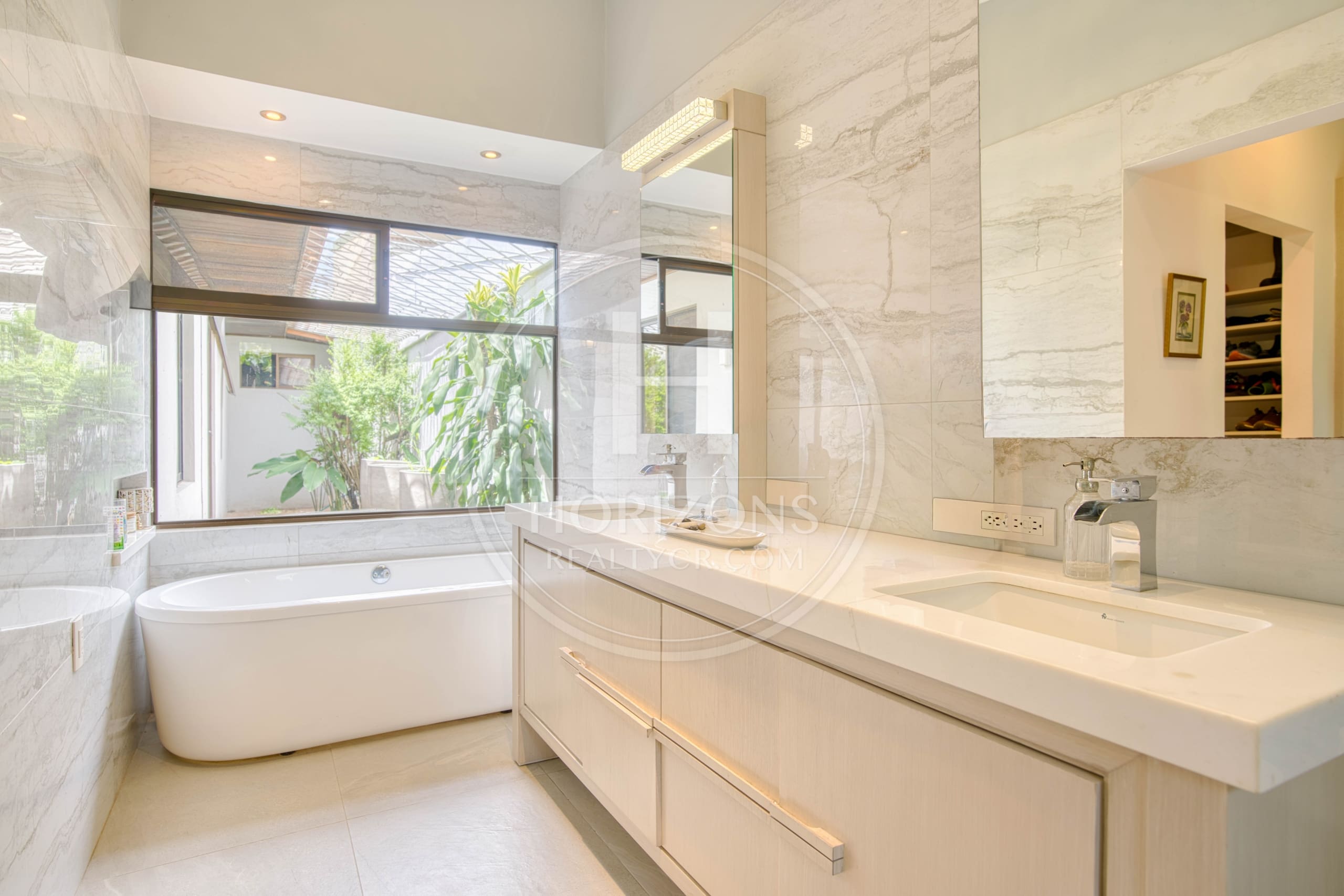 Casa Independiente de Un Nivel con Uso Comercial en Pinares de Curridabat 1.190 m² de Terreno y Amplias Zonas Verdes noj1156ij