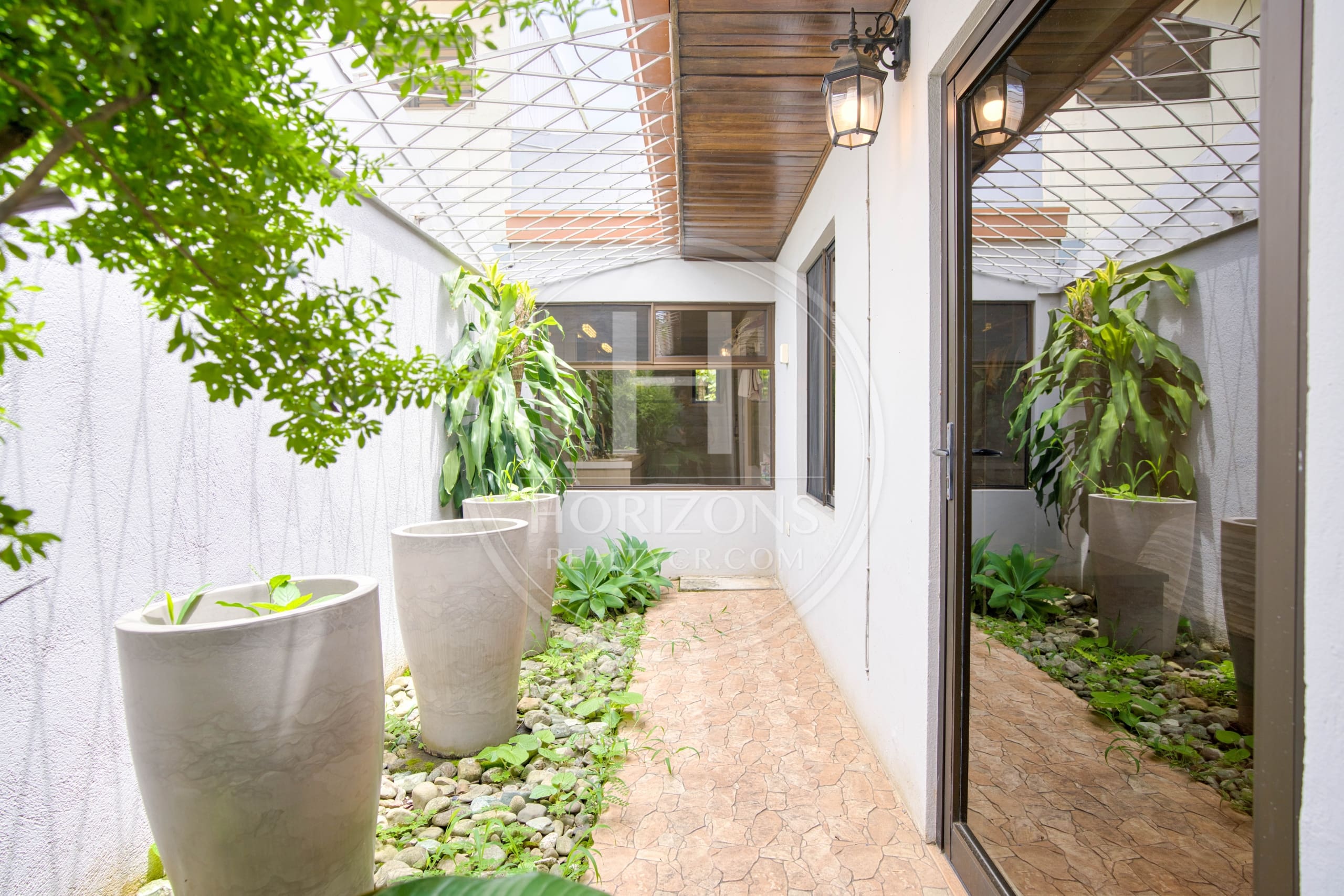 Casa Independiente de Un Nivel con Uso Comercial en Pinares de Curridabat 1.190 m² de Terreno y Amplias Zonas Verdes noj1156ij