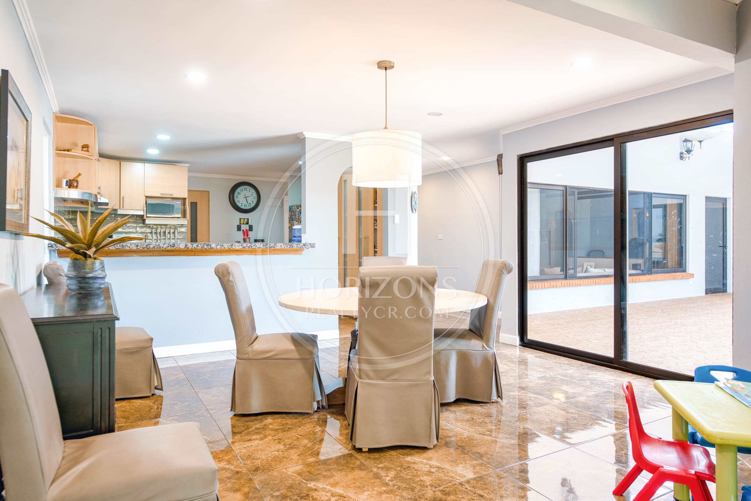 Casa Independiente de Un Nivel con Uso Comercial en Pinares de Curridabat 1.190 m² de Terreno y Amplias Zonas Verdes noj1156ij