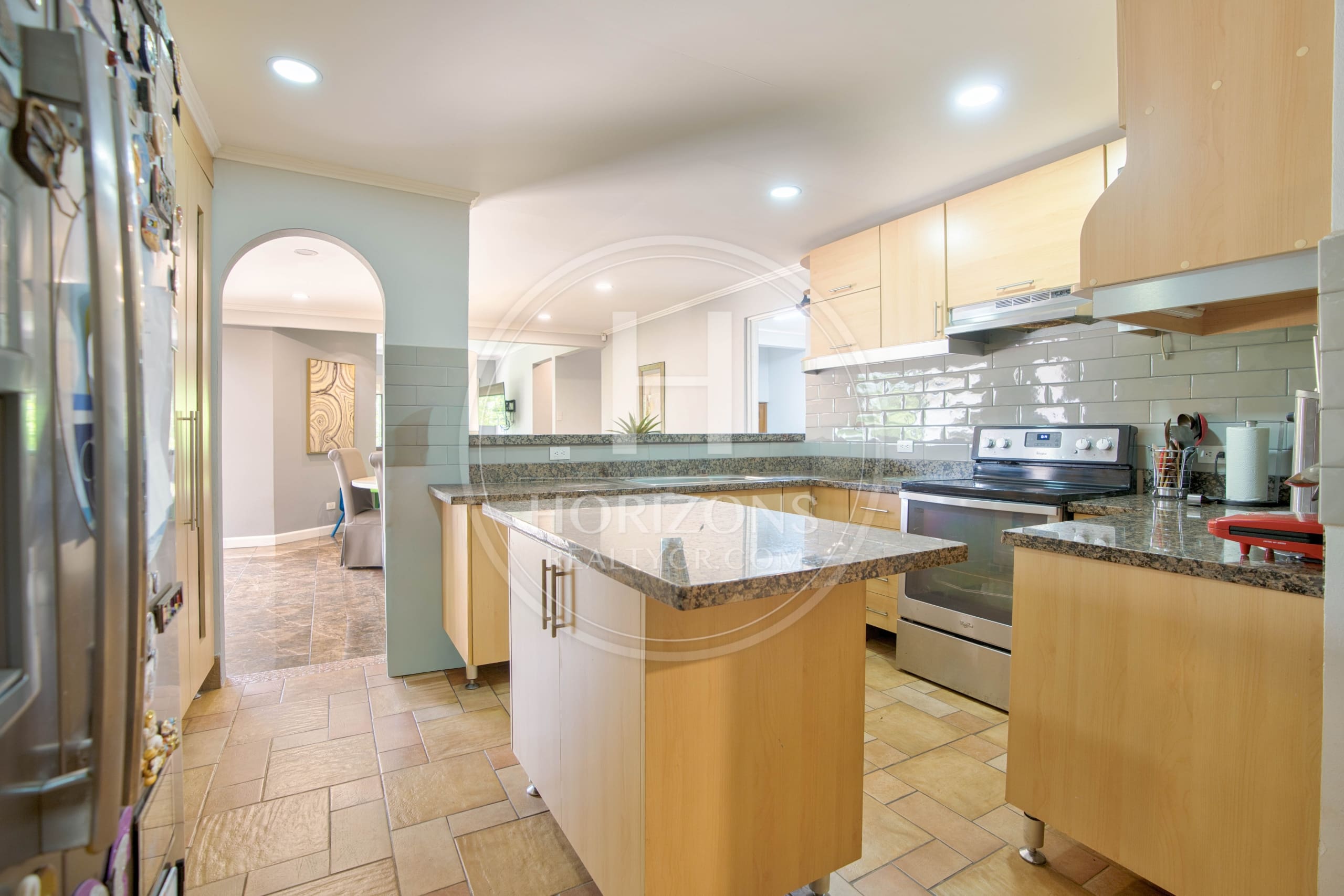 Casa Independiente de Un Nivel con Uso Comercial en Pinares de Curridabat 1.190 m² de Terreno y Amplias Zonas Verdes noj1156ij