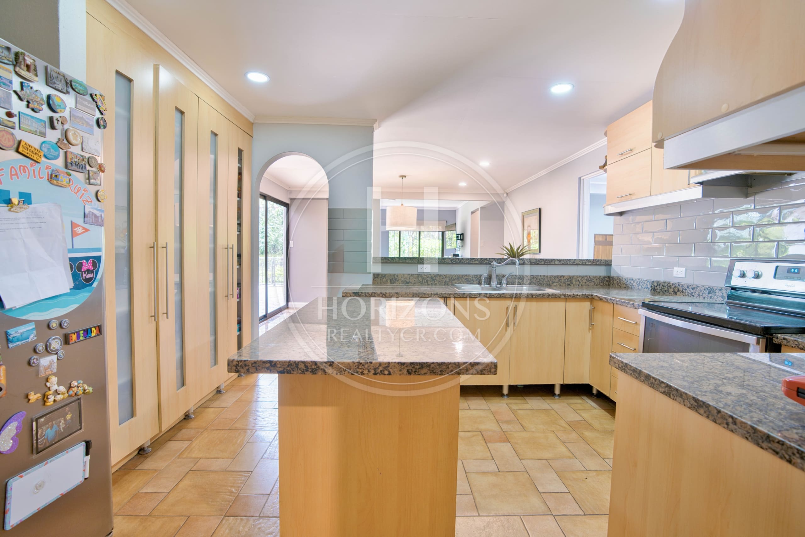 Casa Independiente de Un Nivel con Uso Comercial en Pinares de Curridabat 1.190 m² de Terreno y Amplias Zonas Verdes noj1156ij