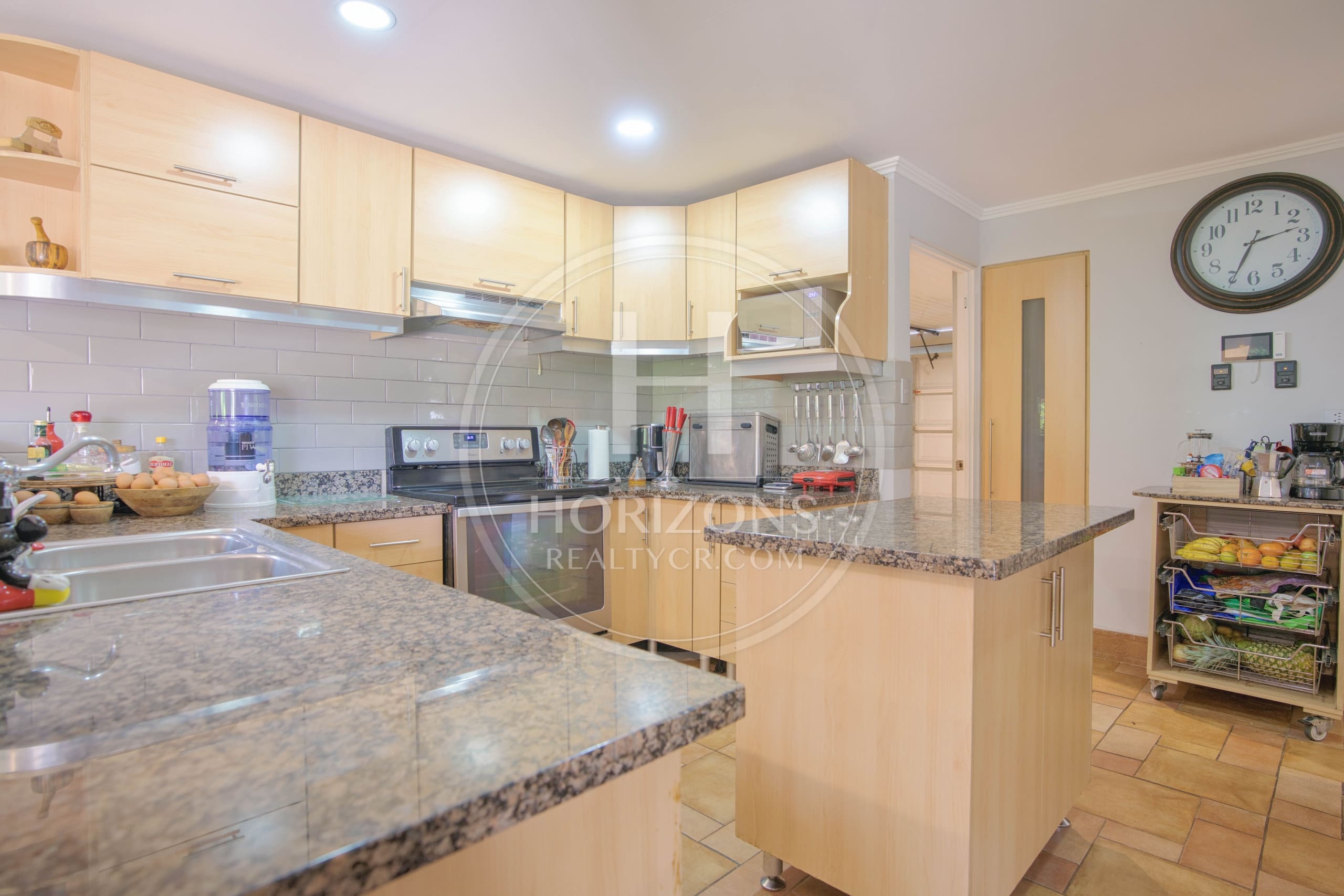 Casa Independiente de Un Nivel con Uso Comercial en Pinares de Curridabat 1.190 m² de Terreno y Amplias Zonas Verdes noj1156ij