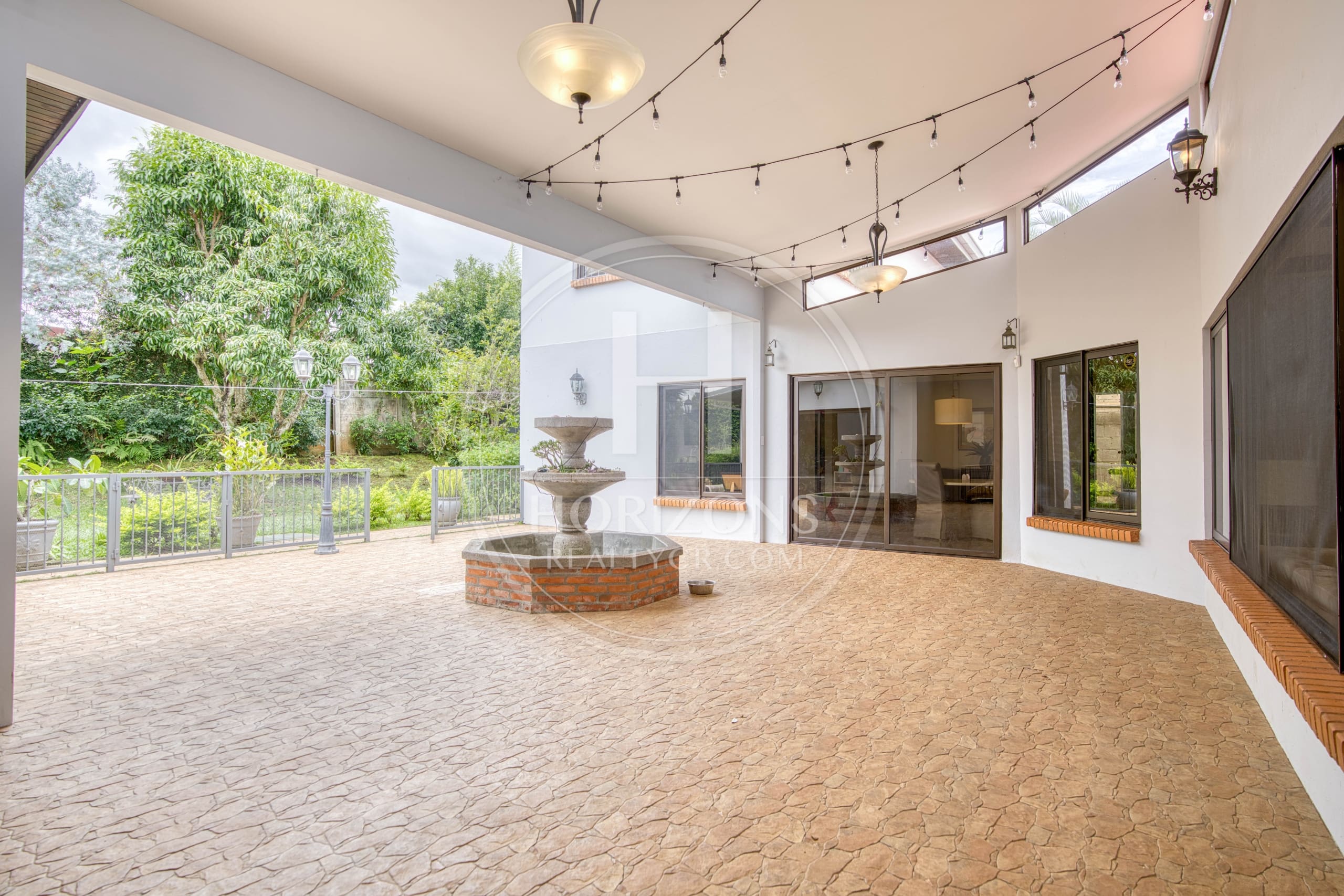 Casa Independiente de Un Nivel con Uso Comercial en Pinares de Curridabat 1.190 m² de Terreno y Amplias Zonas Verdes noj1156ij
