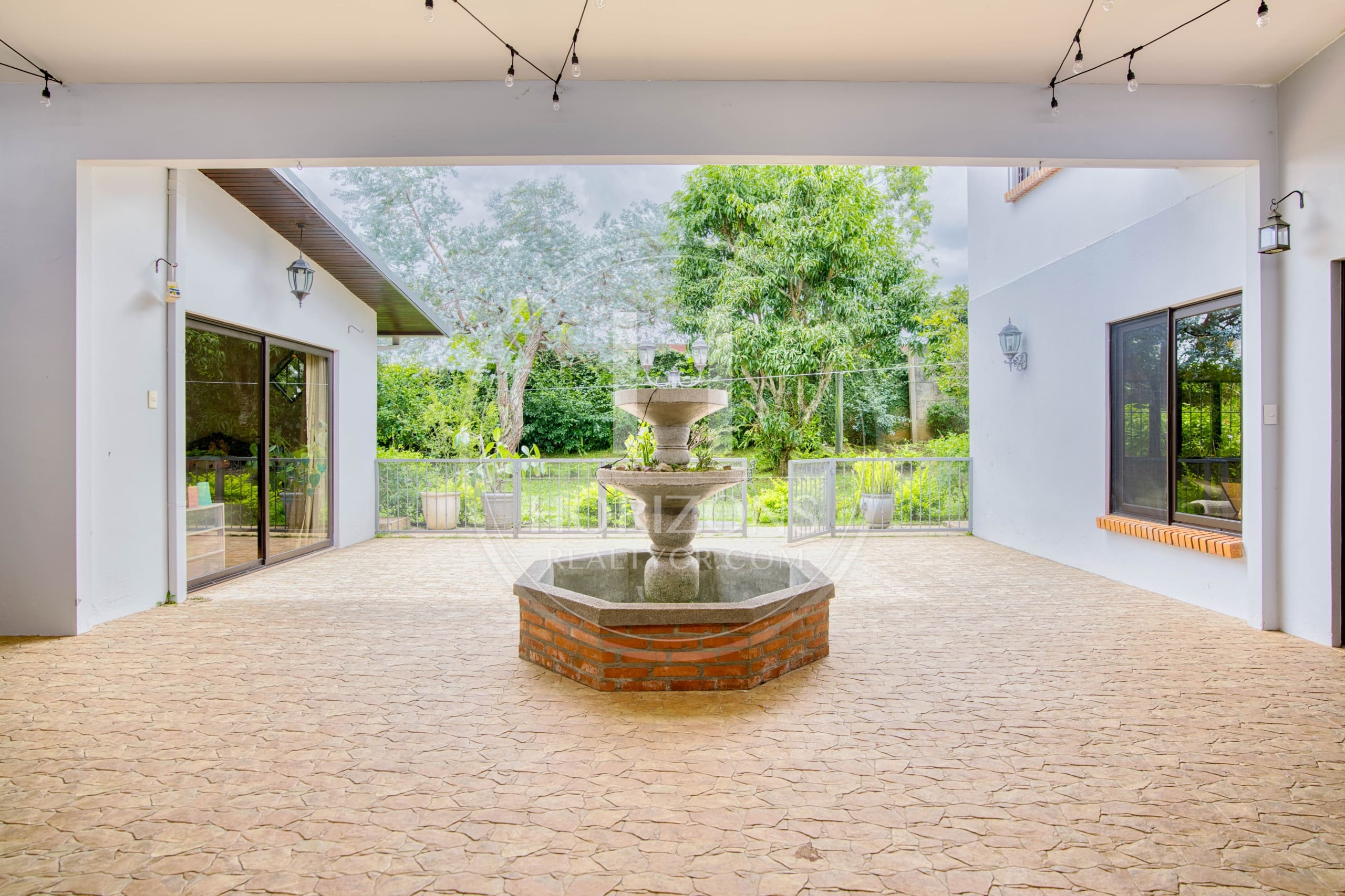 Casa Independiente de Un Nivel con Uso Comercial en Pinares de Curridabat 1.190 m² de Terreno y Amplias Zonas Verdes noj1156ij