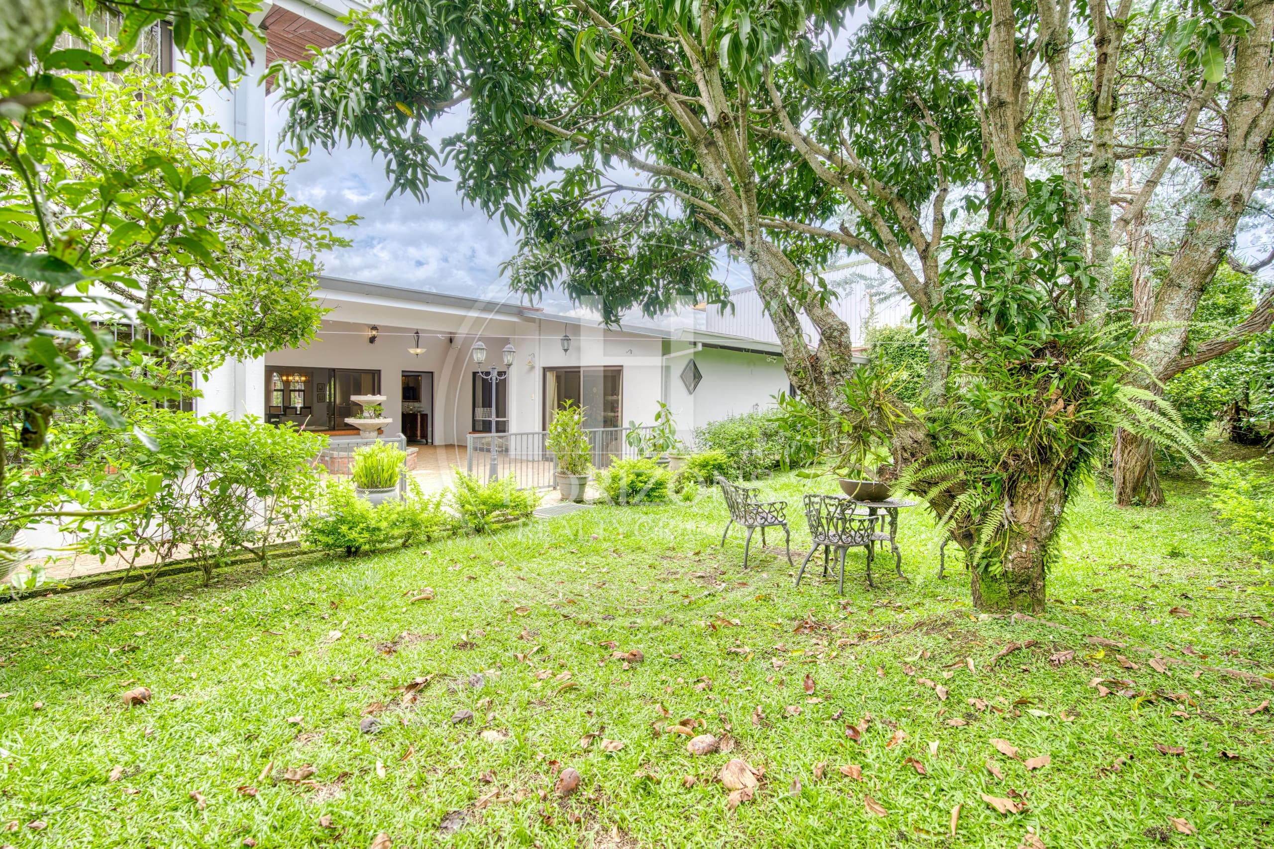 Casa Independiente de Un Nivel con Uso Comercial en Pinares de Curridabat 1.190 m² de Terreno y Amplias Zonas Verdes noj1156ij