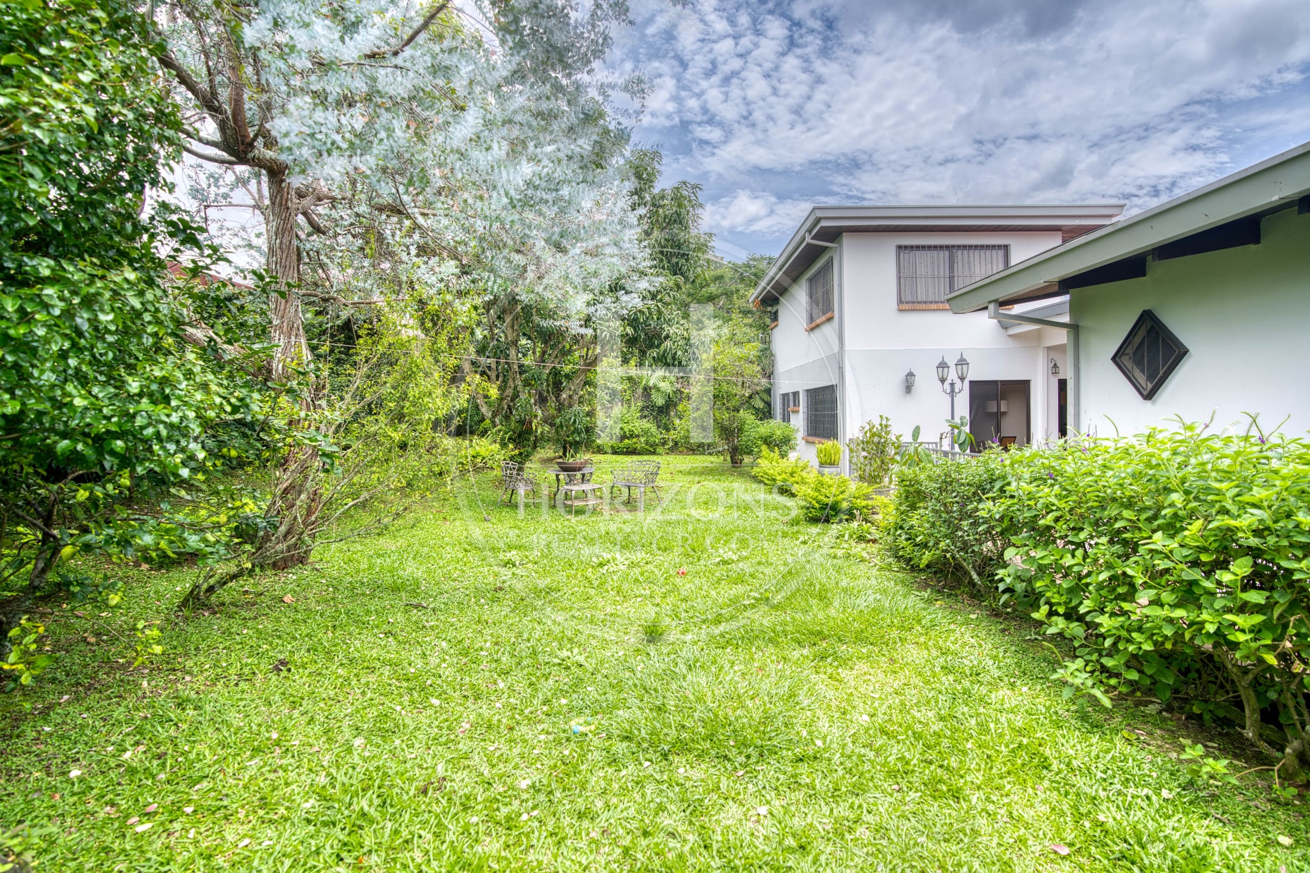 Casa Independiente de Un Nivel con Uso Comercial en Pinares de Curridabat 1.190 m² de Terreno y Amplias Zonas Verdes noj1156ij