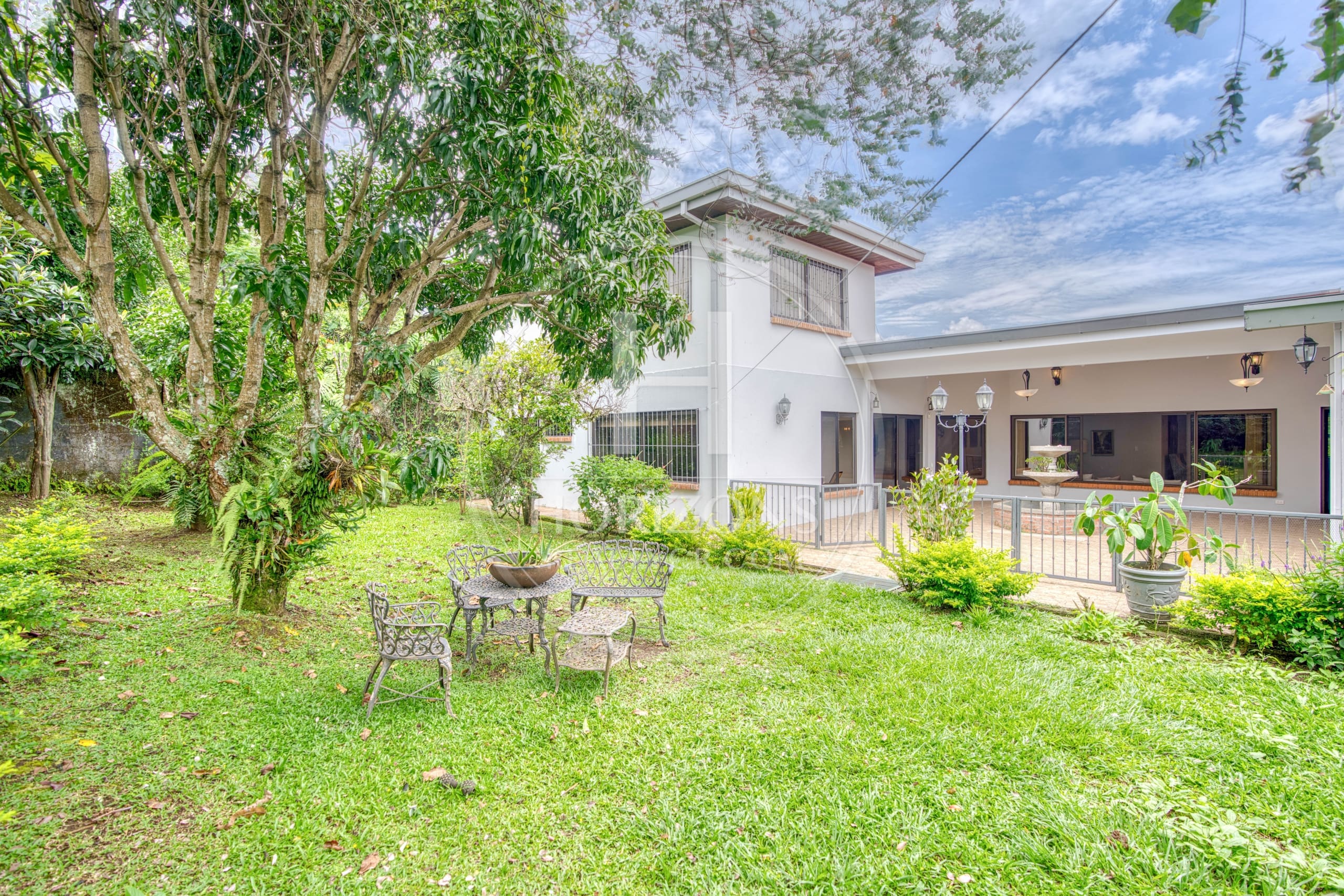 Casa Independiente de Un Nivel con Uso Comercial en Pinares de Curridabat 1.190 m² de Terreno y Amplias Zonas Verdes noj1156ij