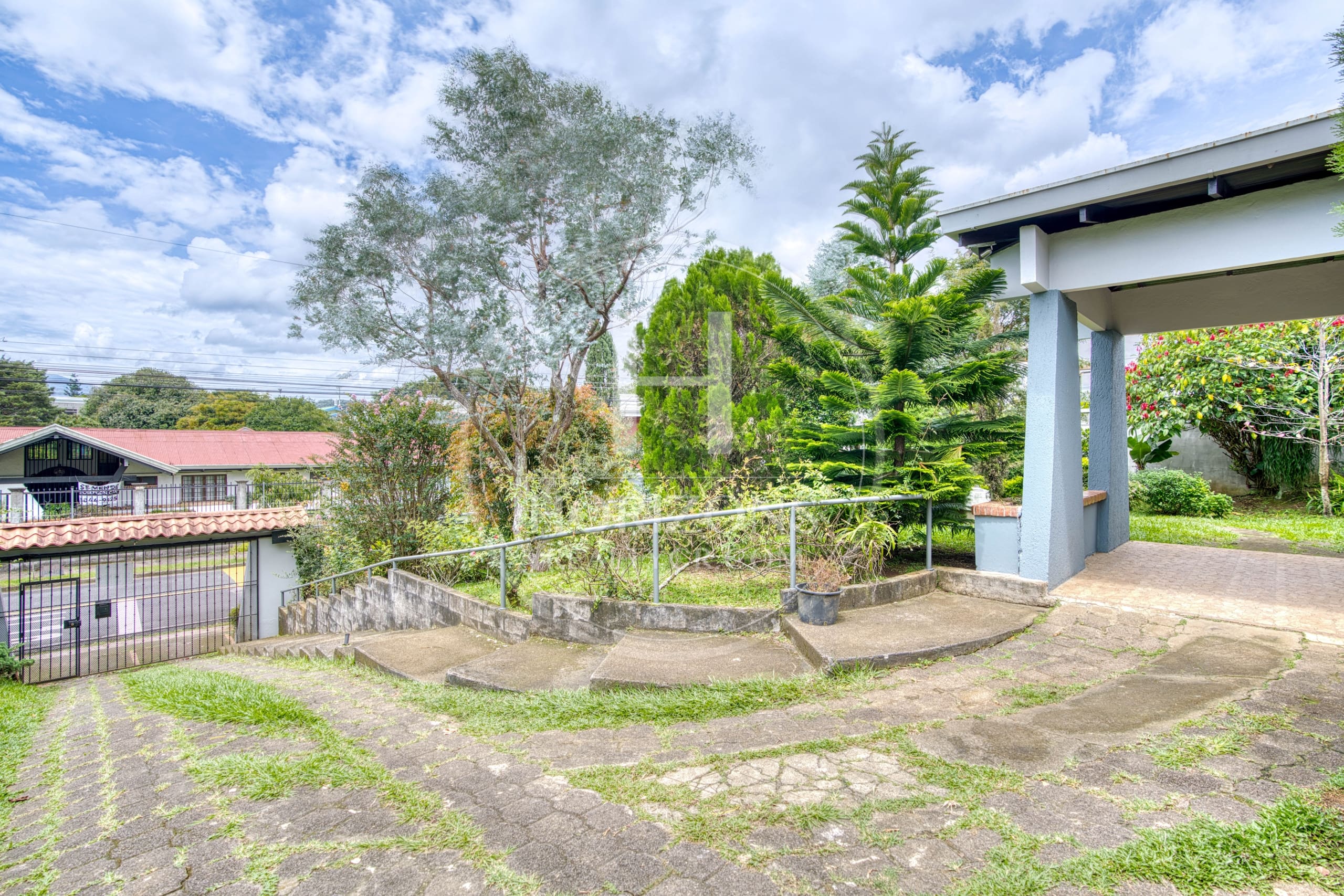 Casa Independiente de Un Nivel con Uso Comercial en Pinares de Curridabat 1.190 m² de Terreno y Amplias Zonas Verdes noj1156ij
