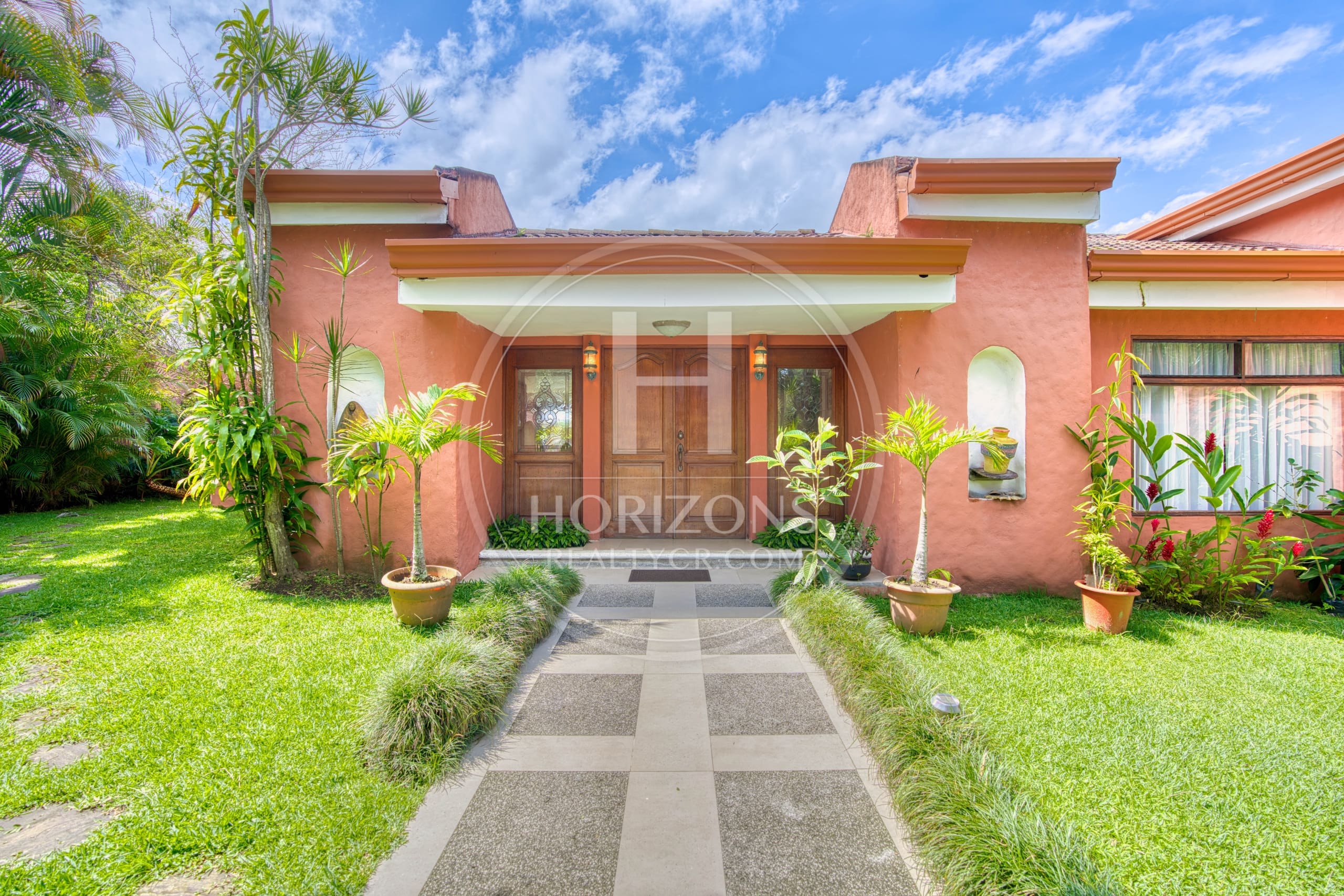 Casa en Residencial Altamonte Curridabat Lote de 1.050 m² con piscina 4 Habitaciones 4 Parqueos noj1146ij