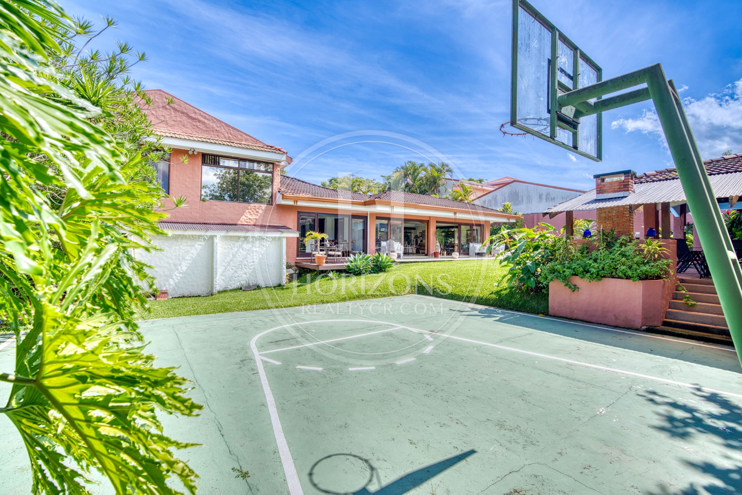 Casa en Residencial Altamonte Curridabat Lote de 1.050 m² con piscina 4 Habitaciones 4 Parqueos noj1146ij