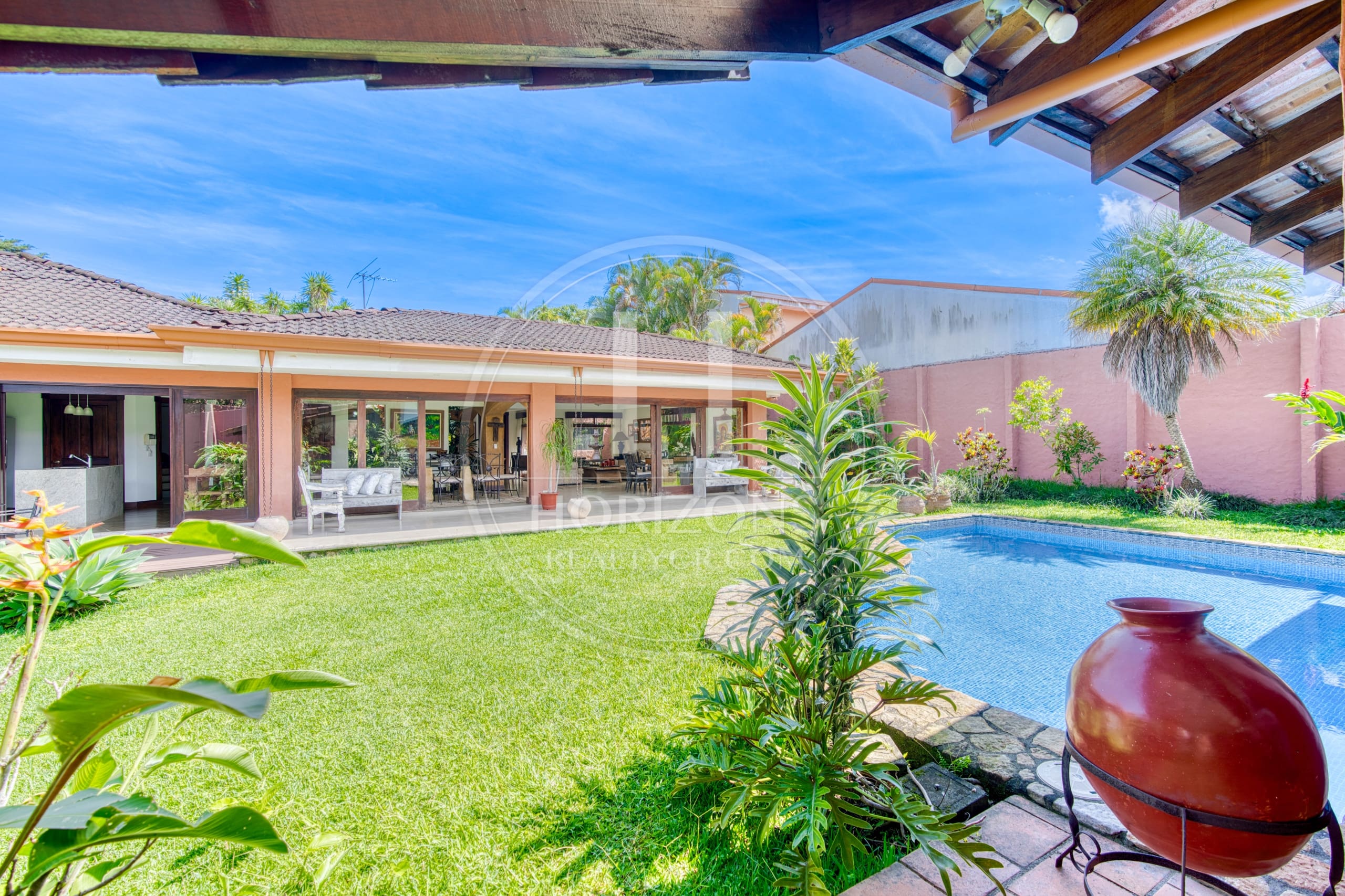 Casa en Residencial Altamonte Curridabat Lote de 1.050 m² con piscina 4 Habitaciones 4 Parqueos noj1146ij