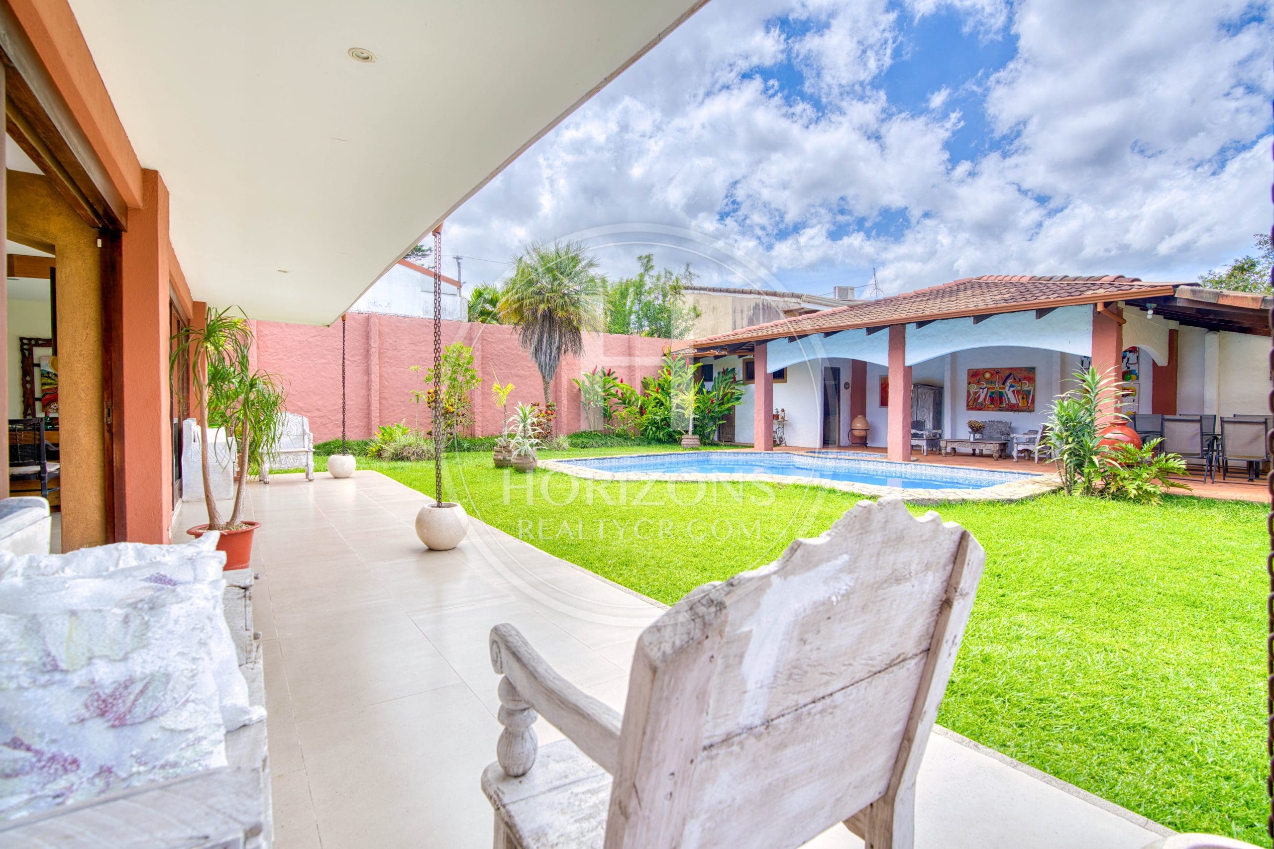 Casa en Residencial Altamonte Curridabat Lote de 1.050 m² con piscina 4 Habitaciones 4 Parqueos noj1146ij