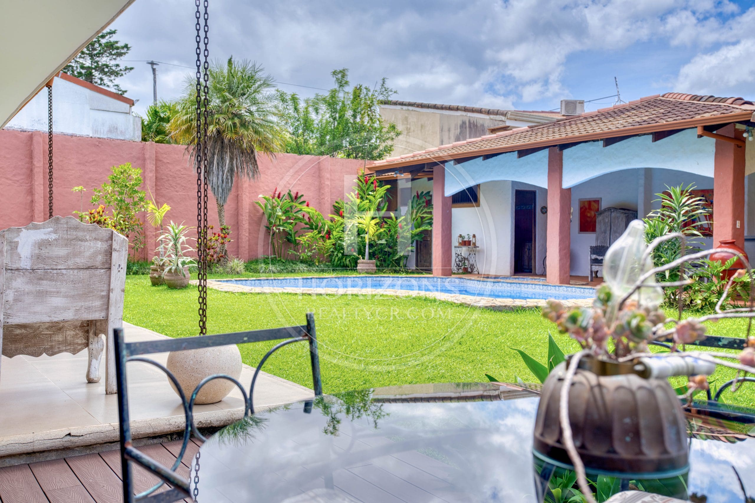 Casa en Residencial Altamonte Curridabat Lote de 1.050 m² con piscina 4 Habitaciones 4 Parqueos noj1146ij
