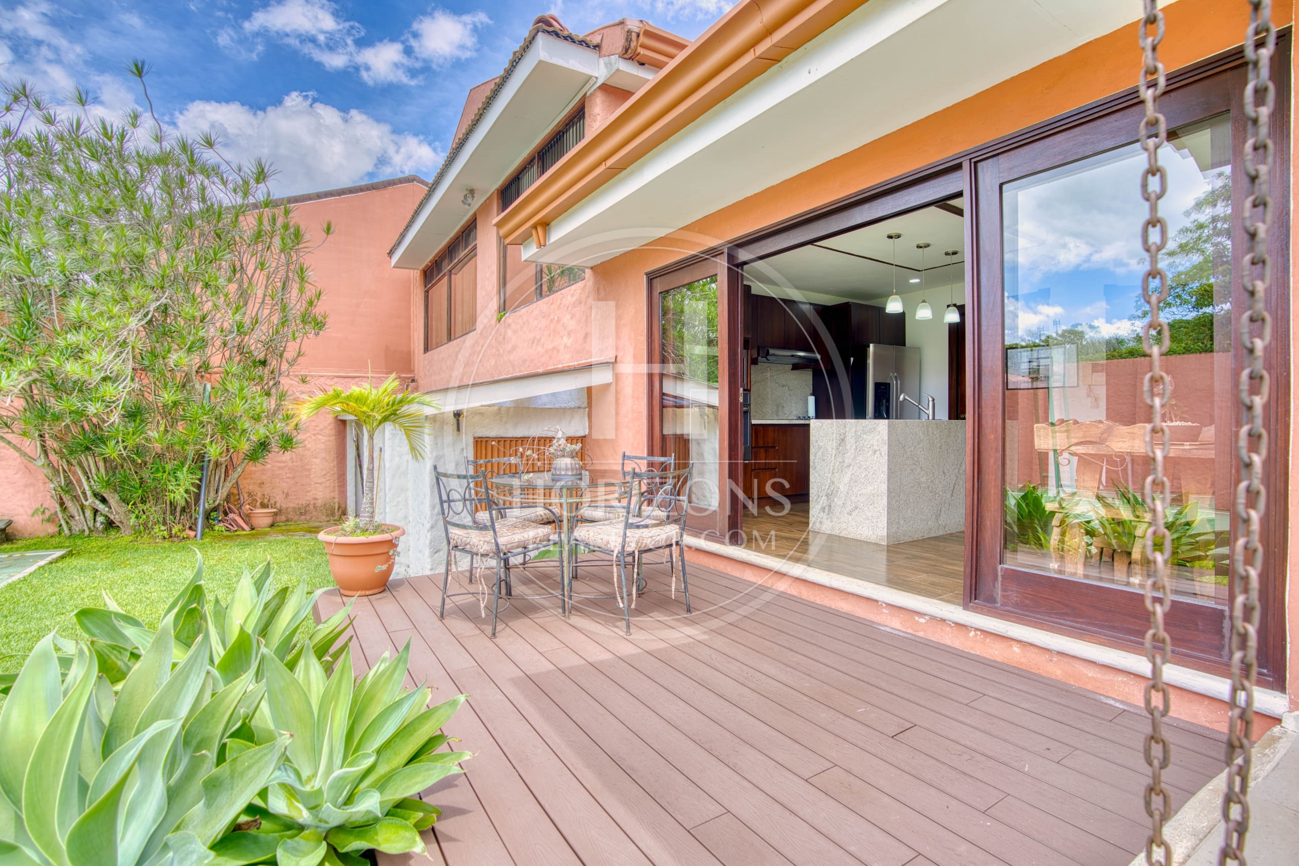 Casa en Residencial Altamonte Curridabat Lote de 1.050 m² con piscina 4 Habitaciones 4 Parqueos noj1146ij
