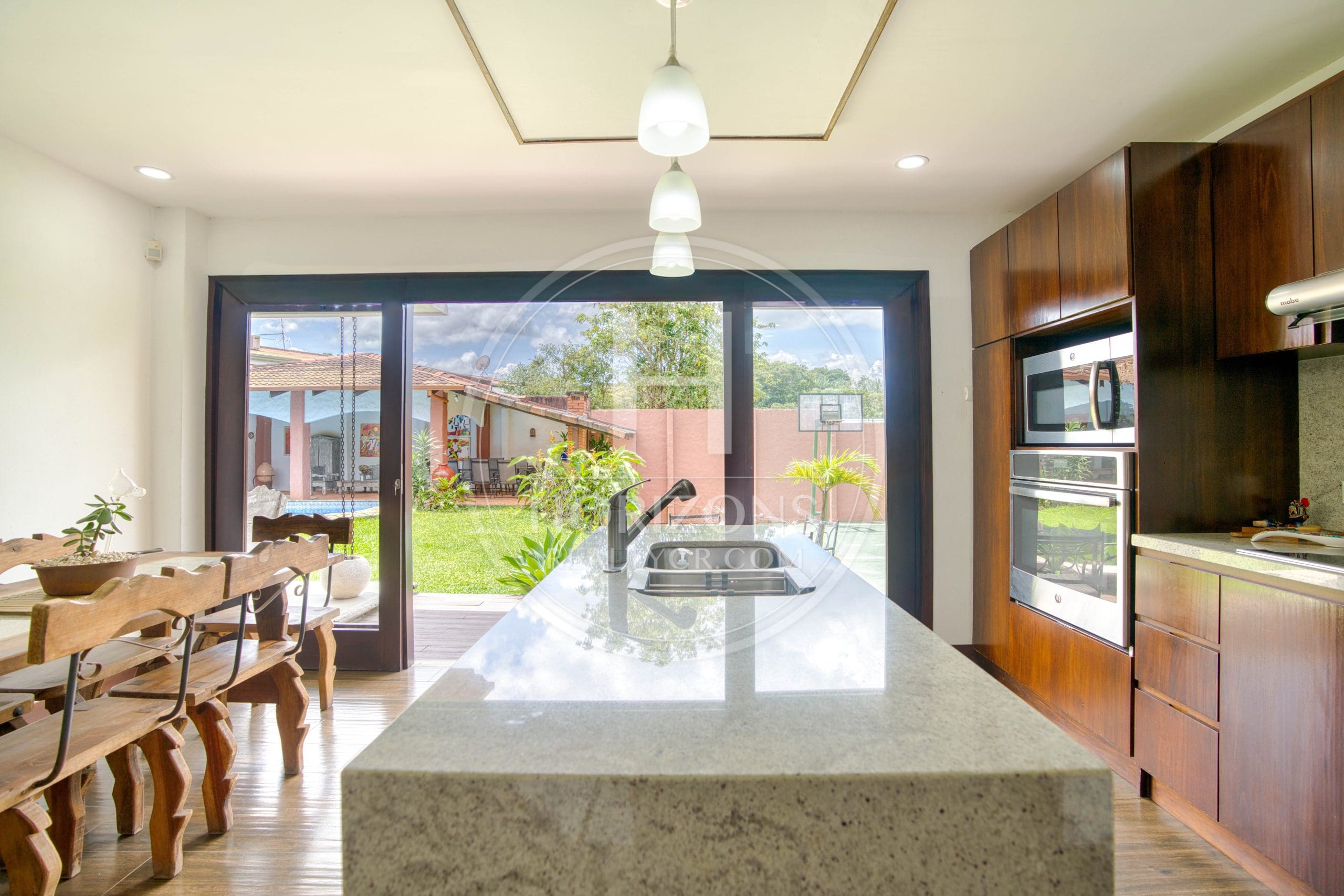 Casa en Residencial Altamonte Curridabat Lote de 1.050 m² con piscina 4 Habitaciones 4 Parqueos noj1146ij