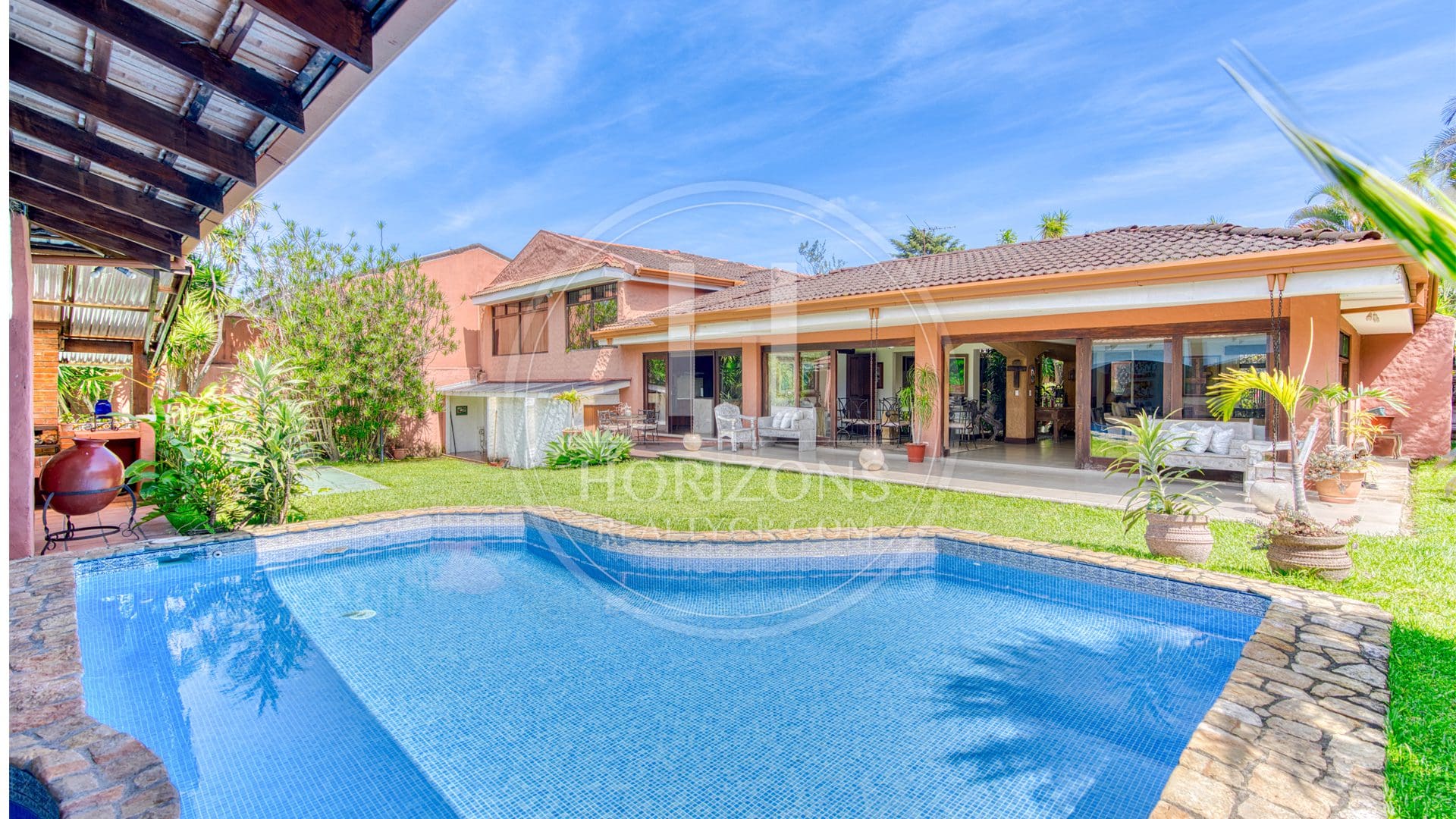 Casa En Residencial Altamonte Curridabat Lote De 1.050 M² Con Piscina 4 Habitaciones 4 Parqueos Noj1146Ij
