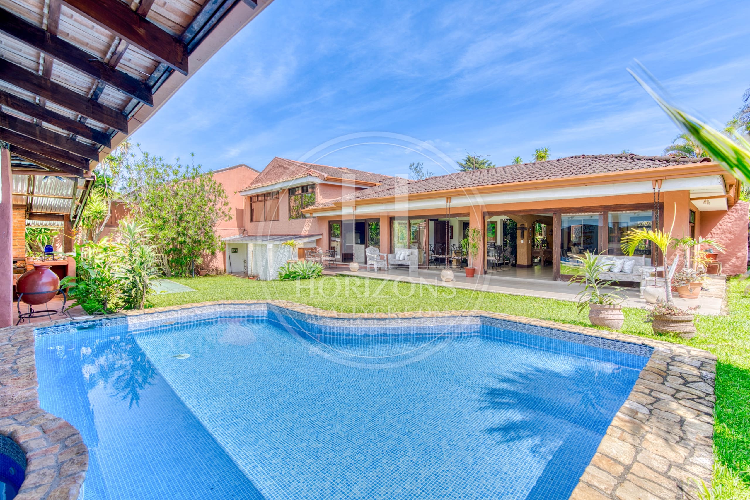 Casa en Residencial Altamonte Curridabat Lote de 1.050 m² con piscina 4 Habitaciones 4 Parqueos noj1146ij